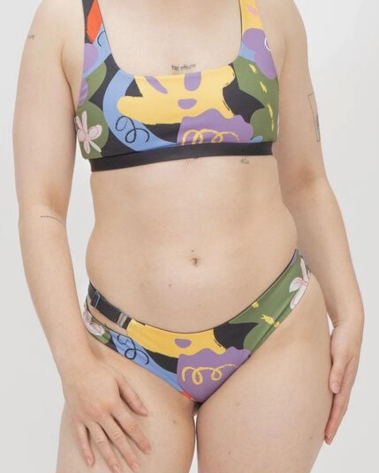 boochen Bikini Hose Caparica - Wendbares Surf Bikini Unterteil - Pop Blossom Print / Schwarz – Ansicht 4