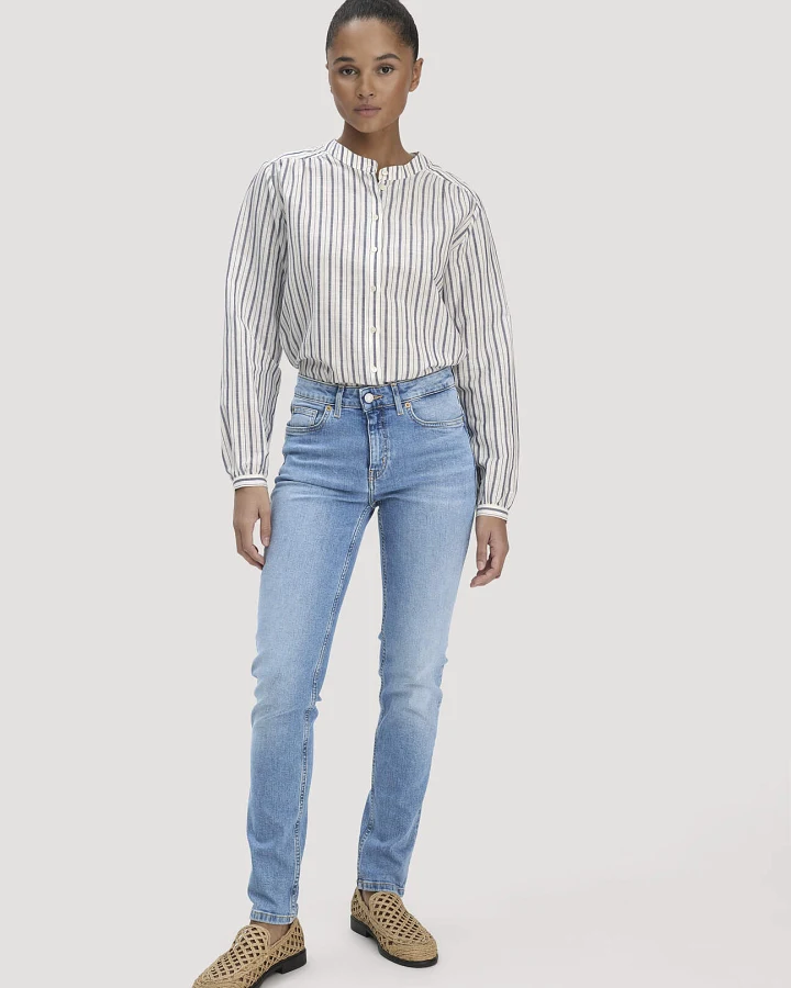 Produktseite: hessnatur Damen Jeans LEA Mid Rise Slim aus Bio-Denim - blau - Größe 25/30