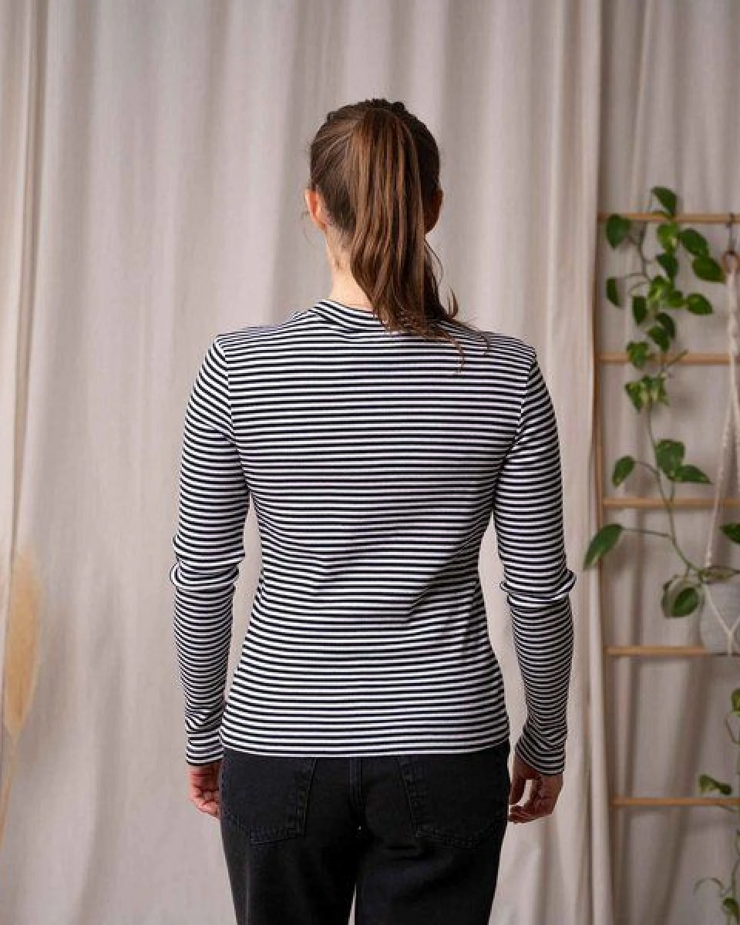 Vresh Clothing Viyola - Turtle Neck Longsleeve aus Biobaumwolle, Gestreift S/W – Ansicht 2