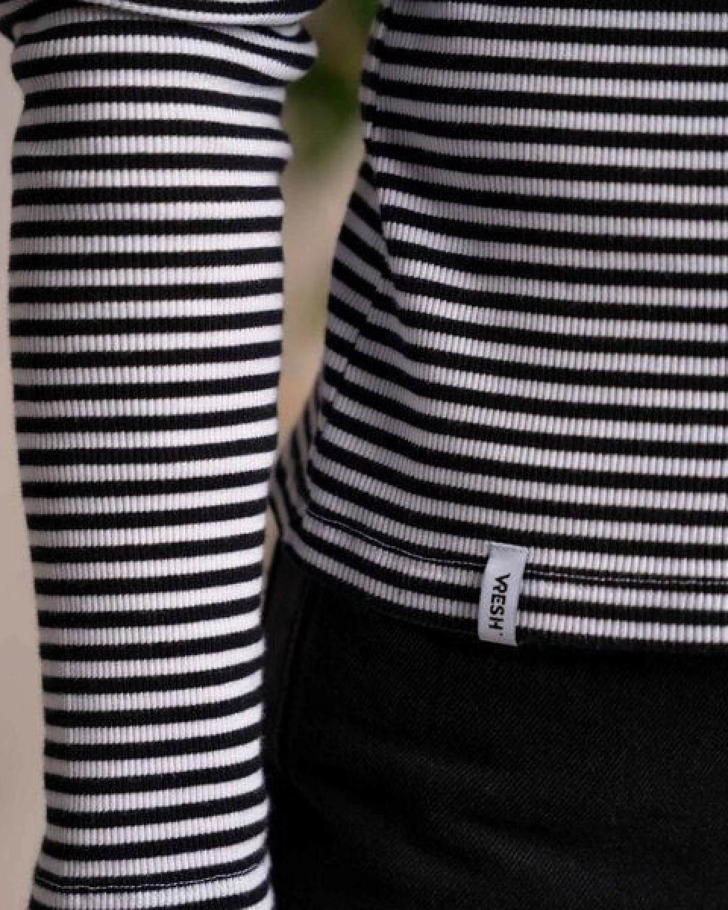Vresh Clothing Viyola - Turtle Neck Longsleeve aus Biobaumwolle, Gestreift S/W – Ansicht 3