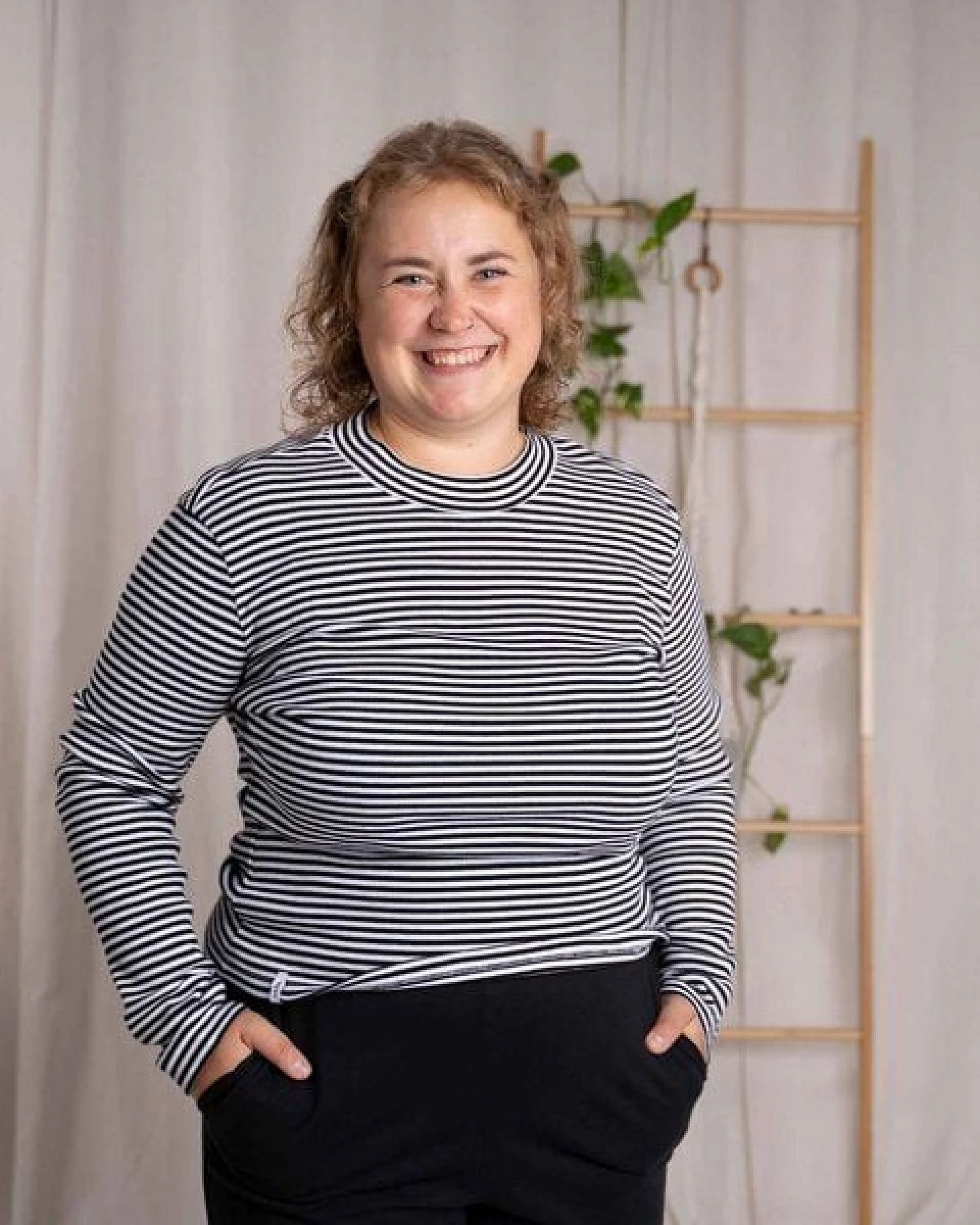 Vresh Clothing Viyola - Turtle Neck Longsleeve aus Biobaumwolle, Gestreift S/W – Ansicht 4