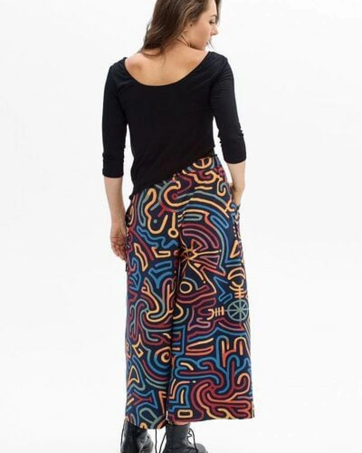 Hose Nawa Damen – Culotte mit weitem Bein & 5/8-Länge – in Schwarz oder mit farbenfrohem KOKOworld-Print – mit Taschen & elastischem Bund – fair & nachhaltig in der EU produziert – Ansicht 3