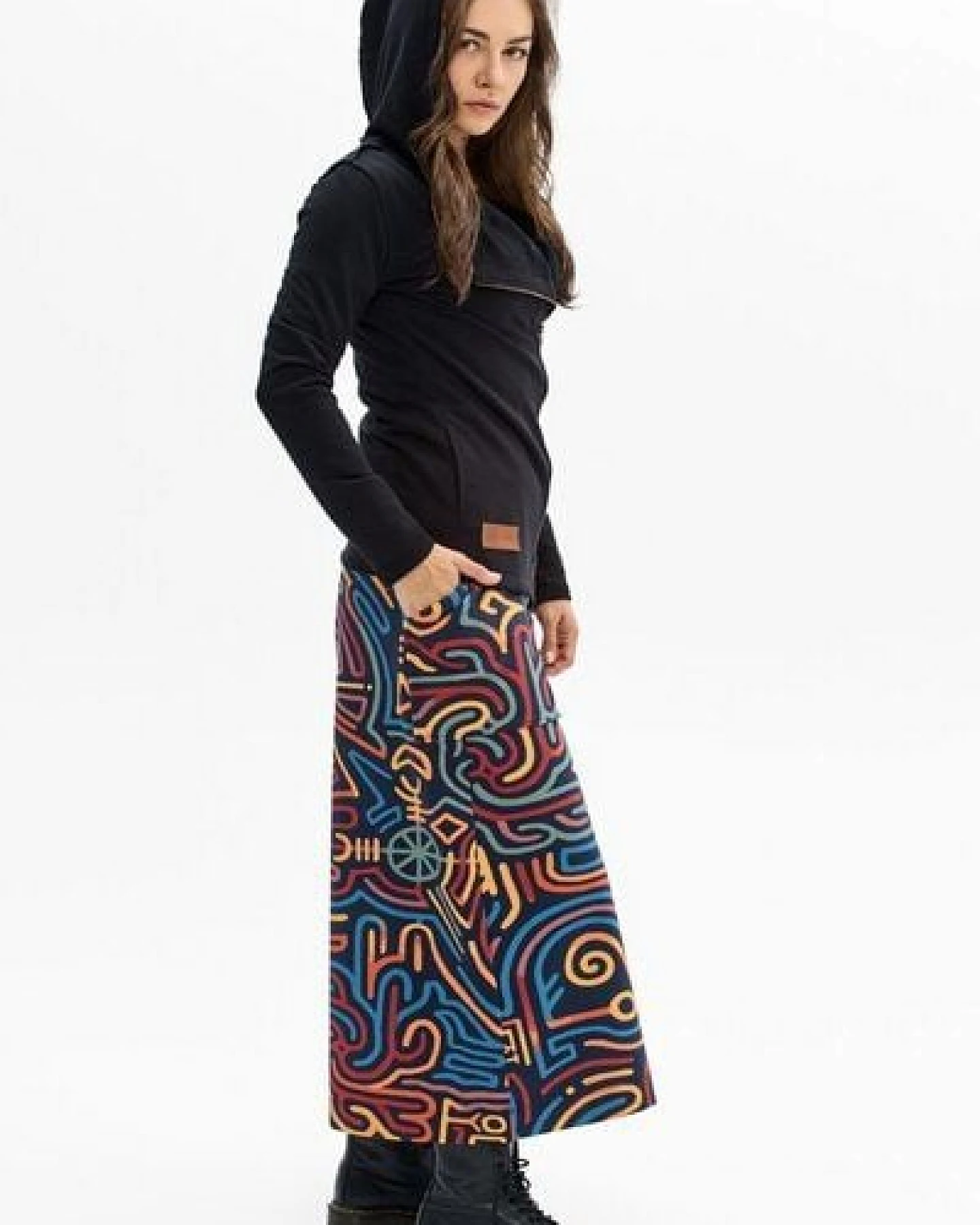 Hose Nawa Damen – Culotte mit weitem Bein & 5/8-Länge – in Schwarz oder mit farbenfrohem KOKOworld-Print – mit Taschen & elastischem Bund – fair & nachhaltig in der EU produziert – Ansicht 4