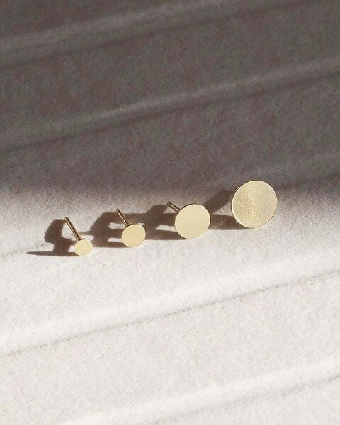 pikfine Vergoldete Ohrstecker “Dot” // 4 Größen – Ansicht 2