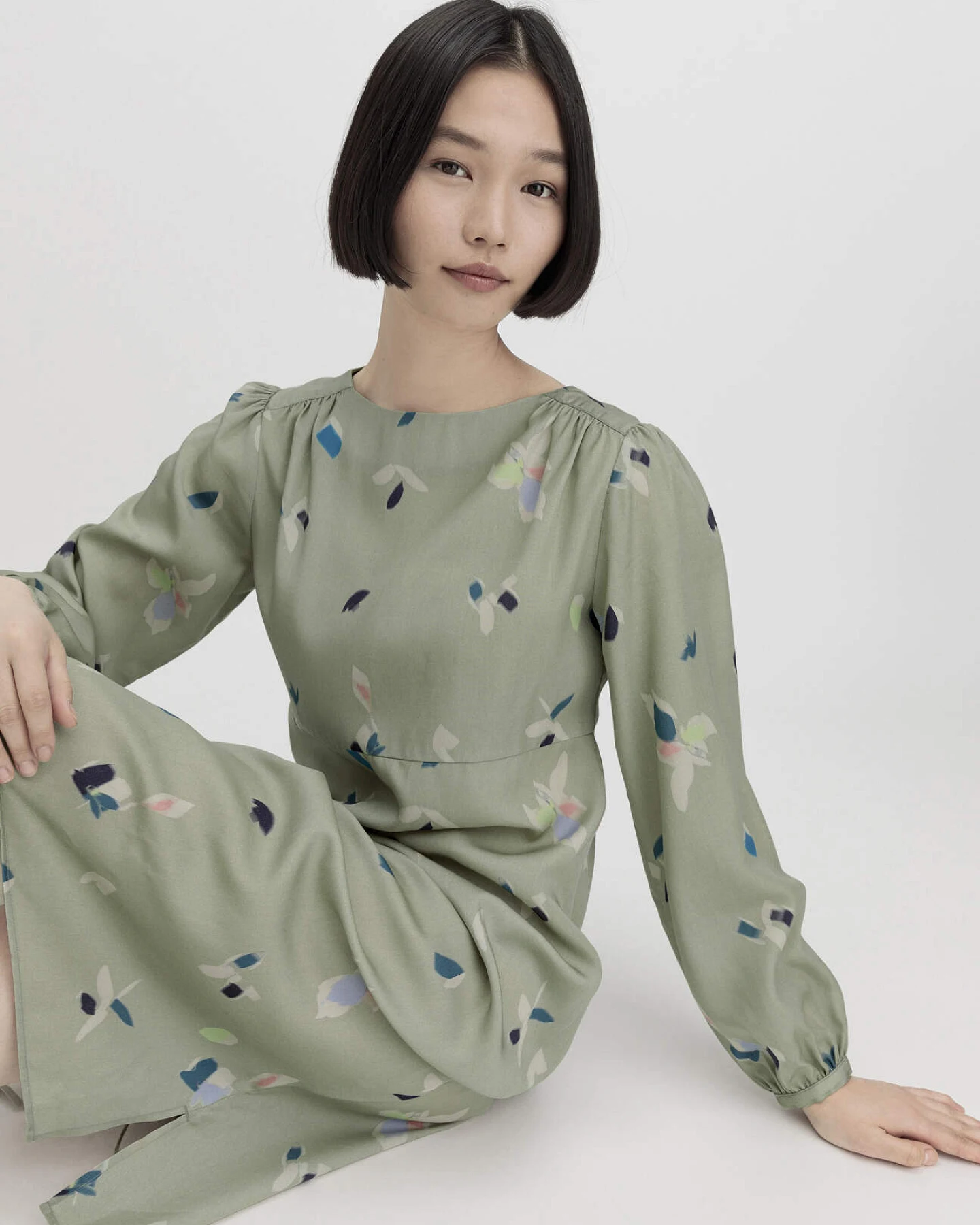 hessnatur Damen Kleid Midi Regular aus TENCEL™ Lyocell - grün - Größe 34 – Ansicht 4