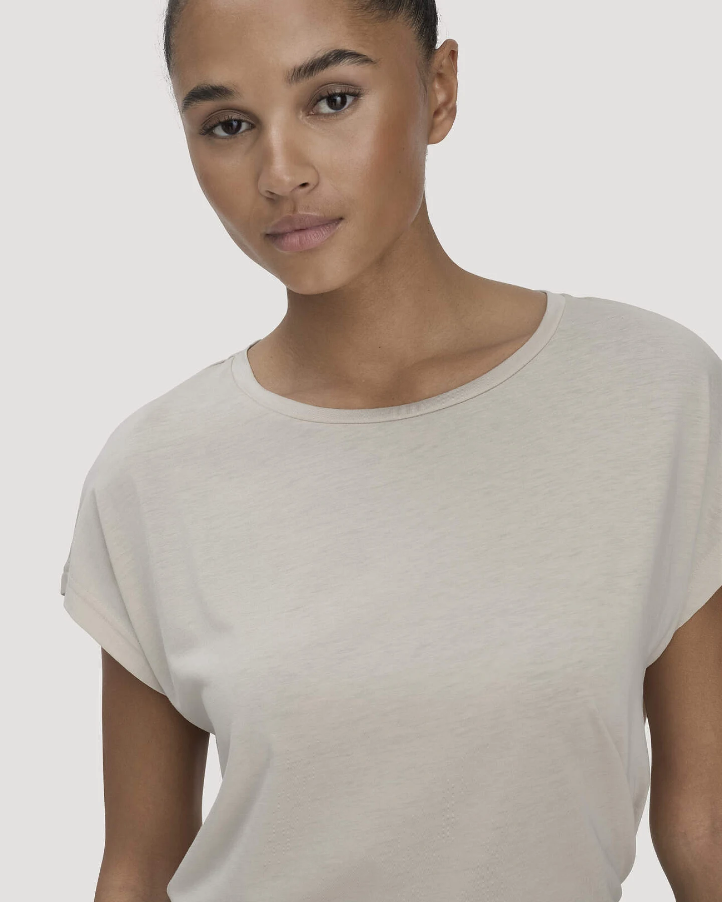hessnatur Damen T-Shirt Oversize aus TENCEL™ Lyocell mit Bio-Baumwolle - beige - Größe L – Ansicht 4
