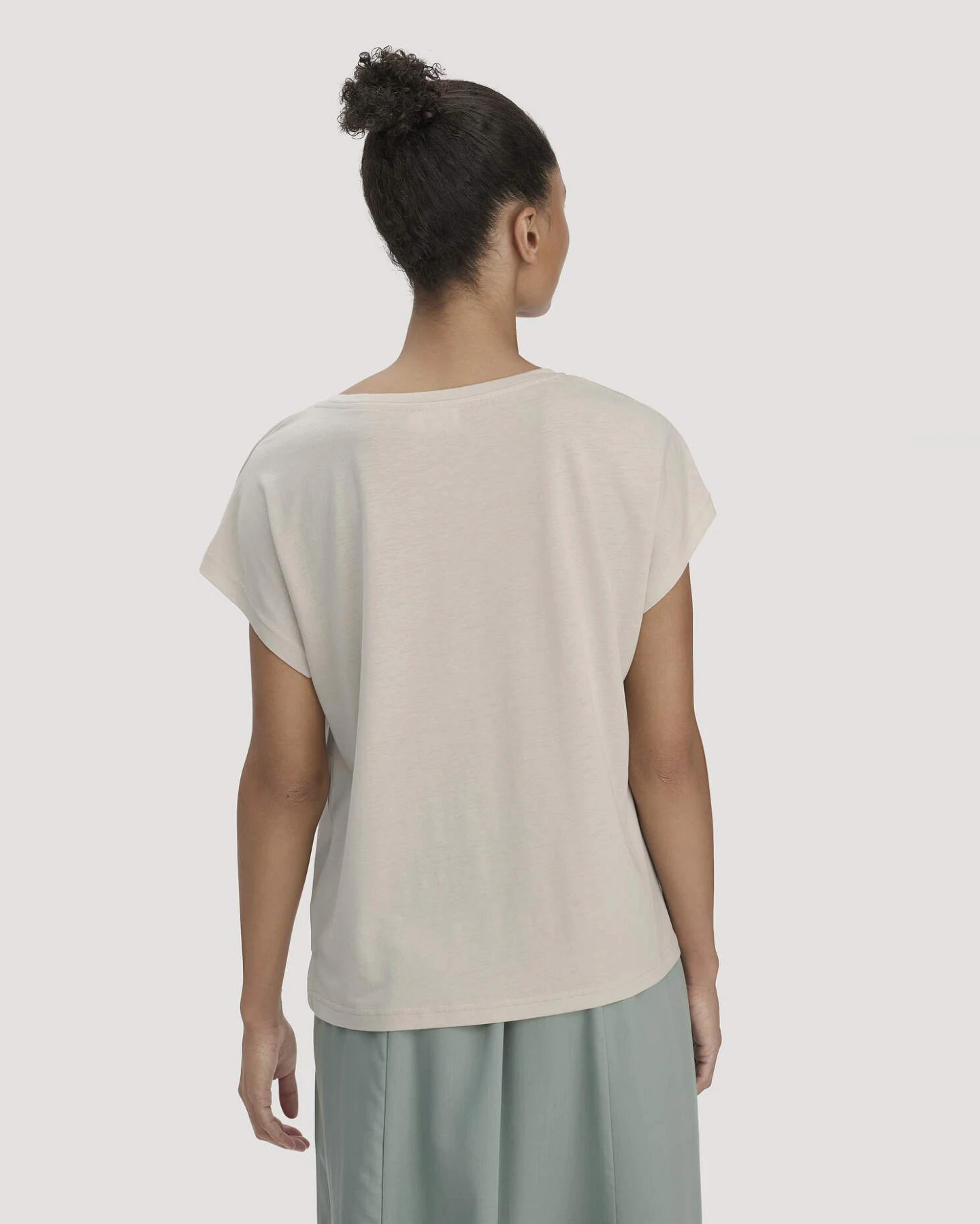 hessnatur Damen T-Shirt Oversize aus TENCEL™ Lyocell mit Bio-Baumwolle - beige - Größe XL – Ansicht 3