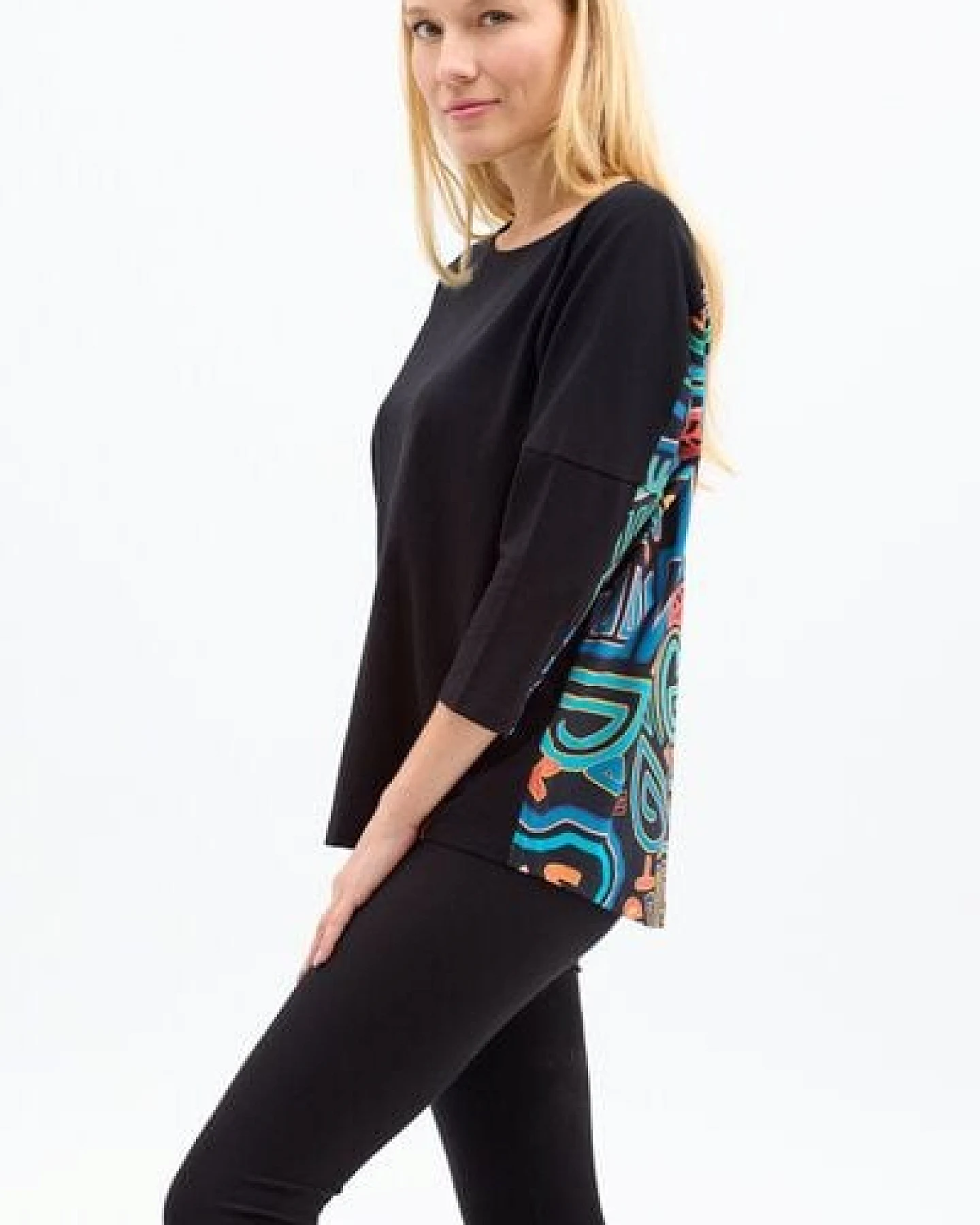 Bluse Kanta – lockerer Trapezschnitt aus Bio-Baumwolle – mit KOKOworld-Print – 3/4-Arm – perfekt für Yoga, Pilates, Alltag & Homewear – kombinierbar mit Gallo-Leggings – Fair Fashion aus der EU – Ansicht 3