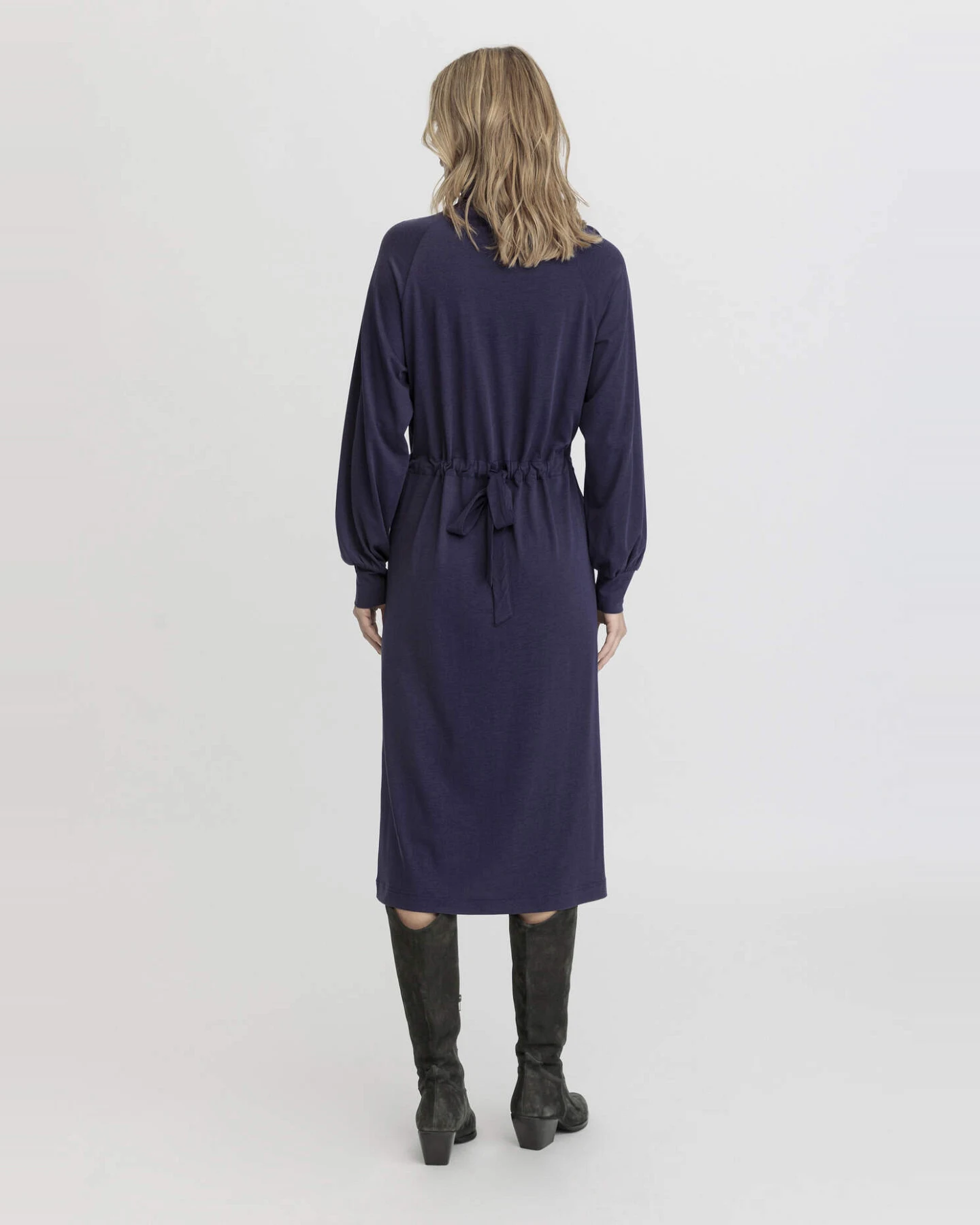 hessnatur Damen Jersey Kleid Midi Relaxed aus TENCEL™ Lyocell mit Bio-Baumwolle - blau - Größe 40 – Ansicht 2