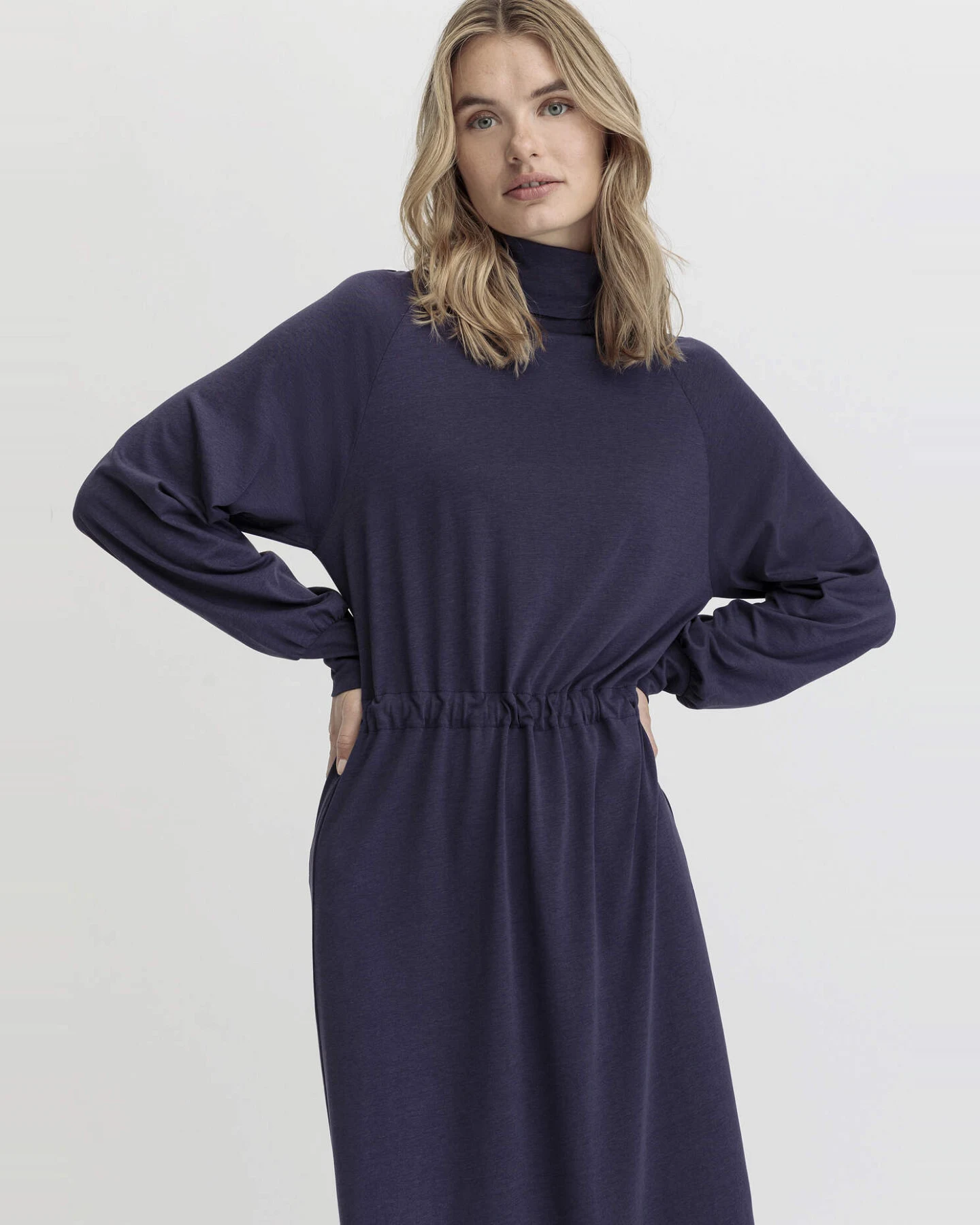 hessnatur Damen Jersey Kleid Midi Relaxed aus TENCEL™ Lyocell mit Bio-Baumwolle - blau - Größe 40 – Ansicht 4