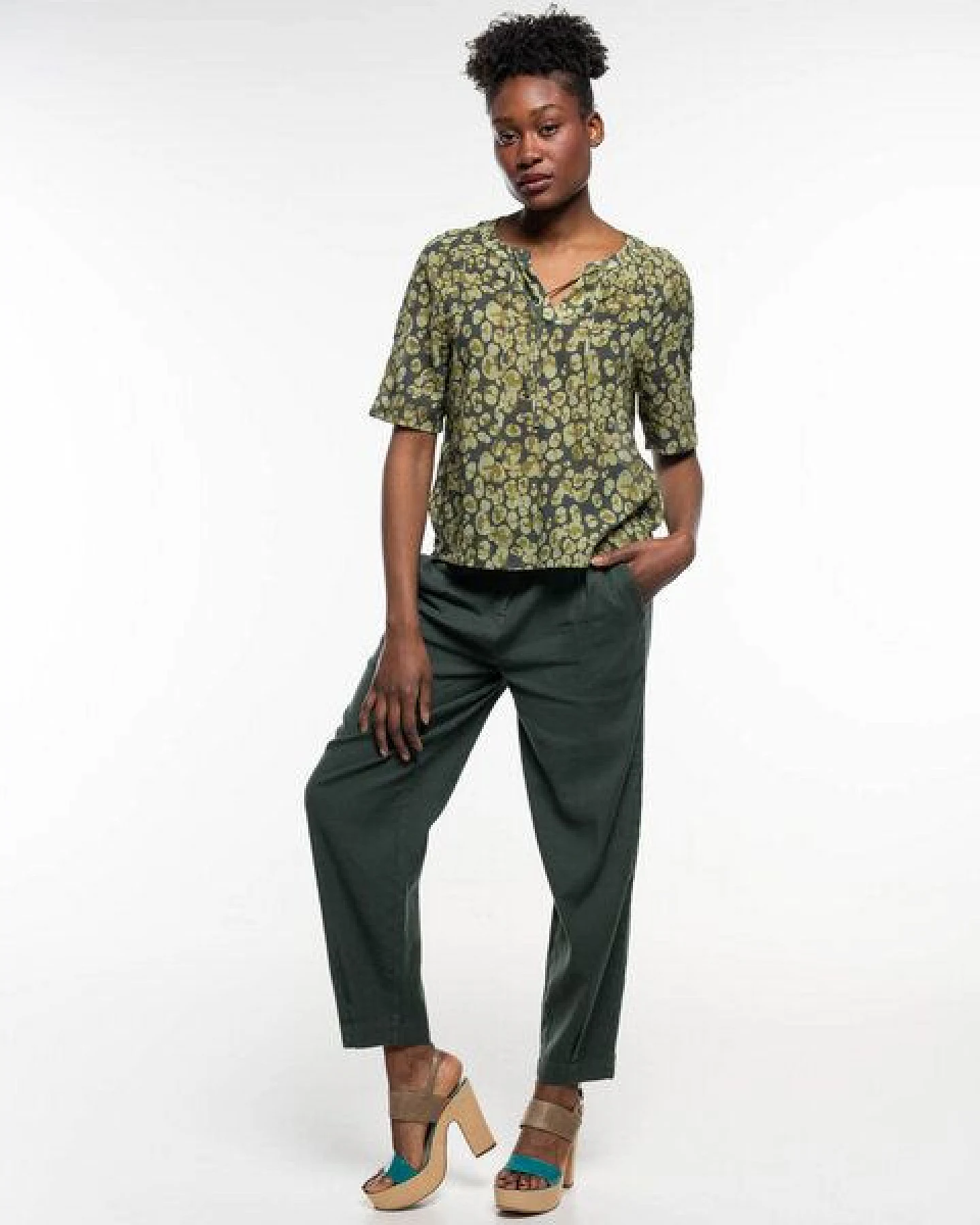 Alma & Lovis Print-Bluse aus Bio-Baumwoll-Batist – Ansicht 2