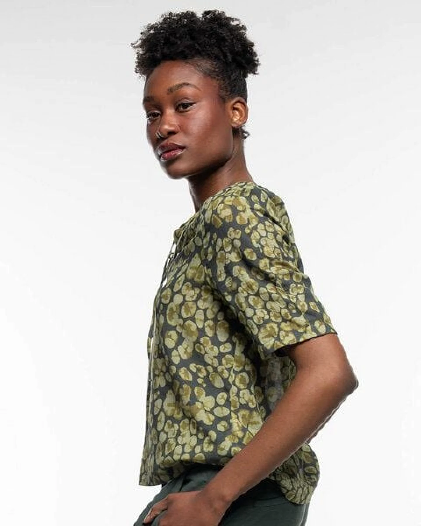 Alma & Lovis Print-Bluse aus Bio-Baumwoll-Batist – Ansicht 4