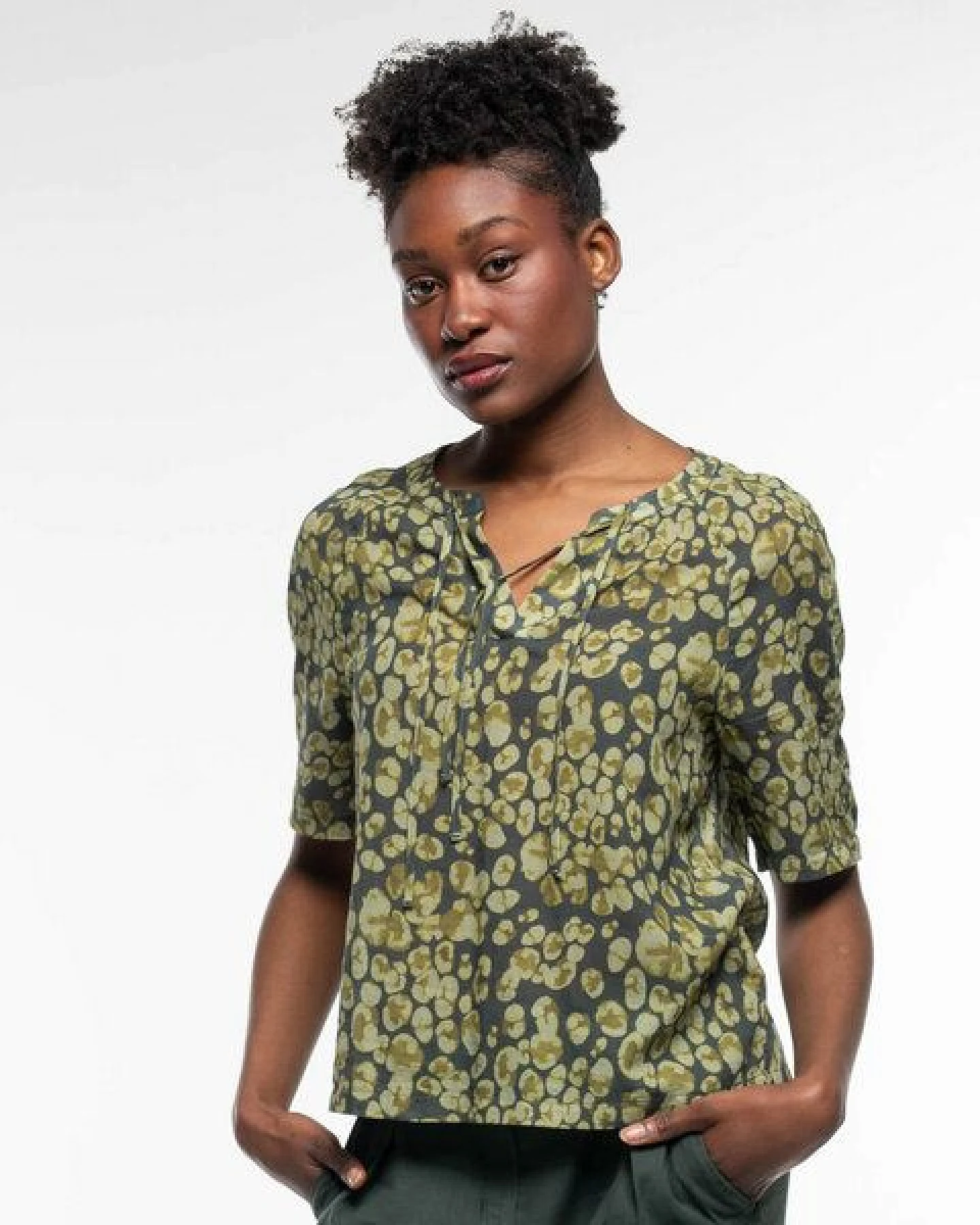 Alma & Lovis Print-Bluse aus Bio-Baumwoll-Batist – Ansicht 3