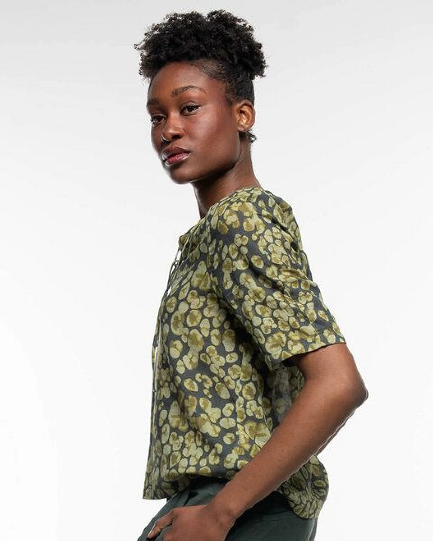 Alma & Lovis Print-Bluse aus Bio-Baumwoll-Batist – Ansicht 4