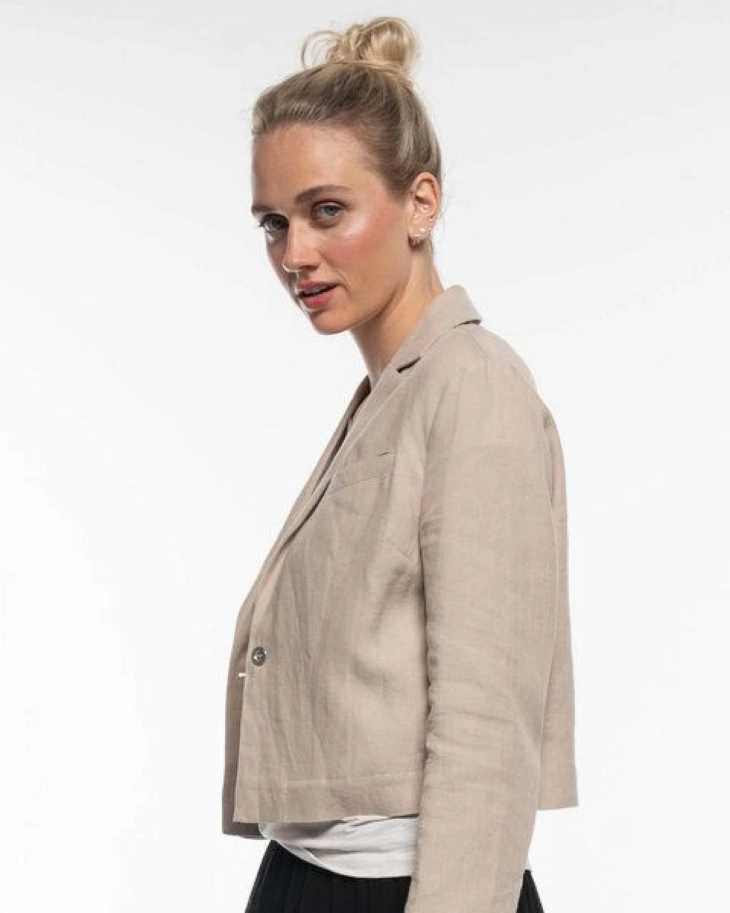 Alma & Lovis Trendiger Short Blazer aus reinem Leinen – Ansicht 4