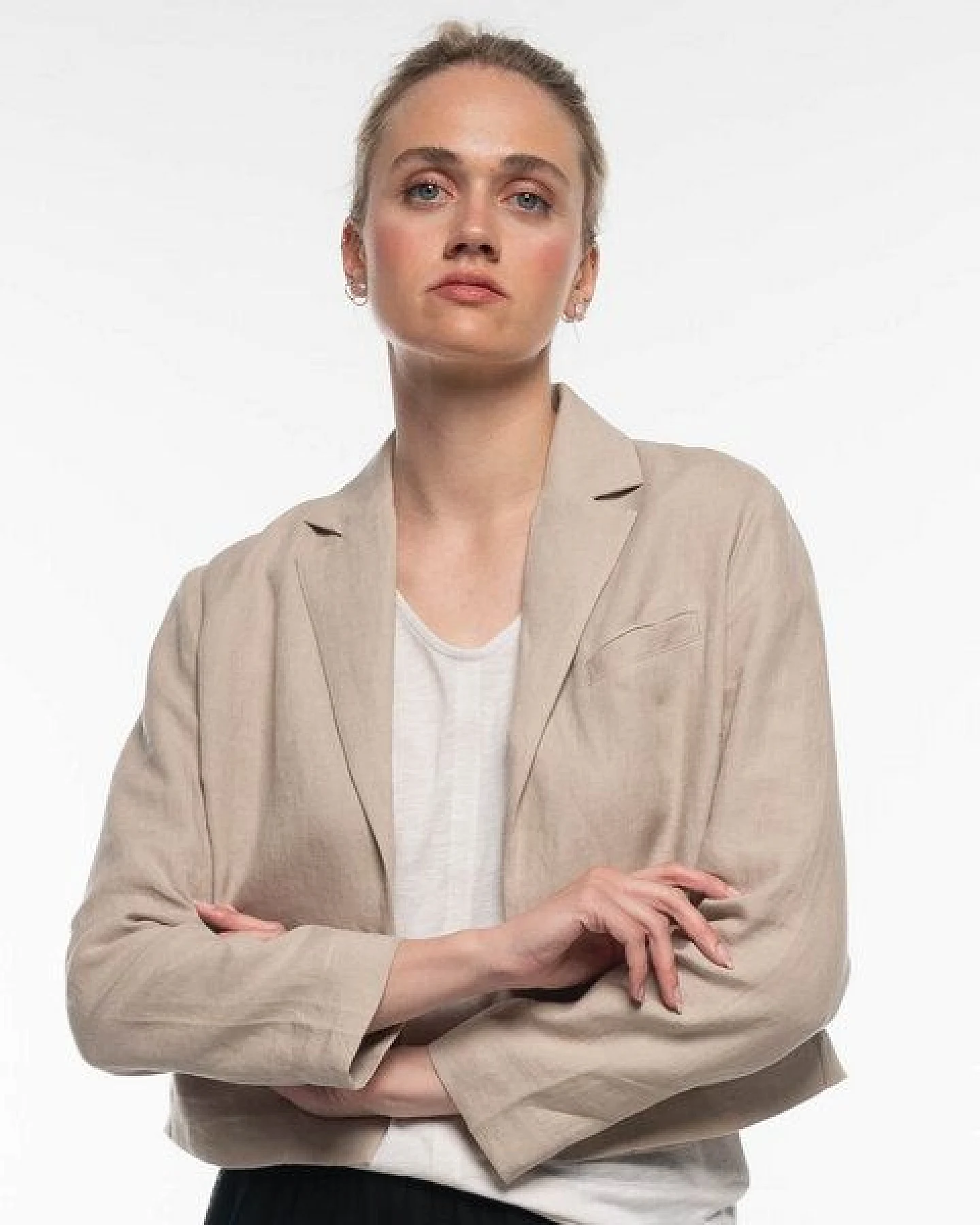 Alma & Lovis Trendiger Short Blazer aus reinem Leinen – Ansicht 3
