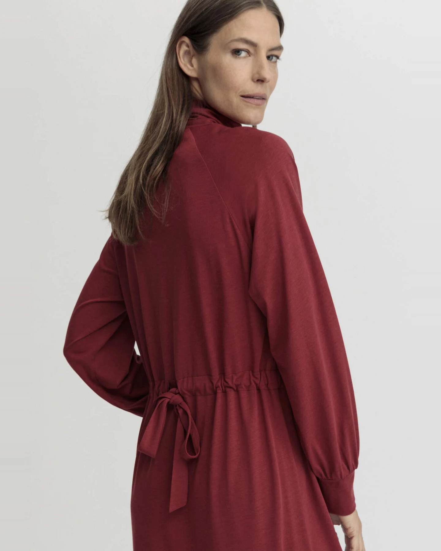 hessnatur Damen Jersey Kleid Midi Relaxed aus TENCEL™ Lyocell mit Bio-Baumwolle - rot - Größe 44 – Ansicht 4