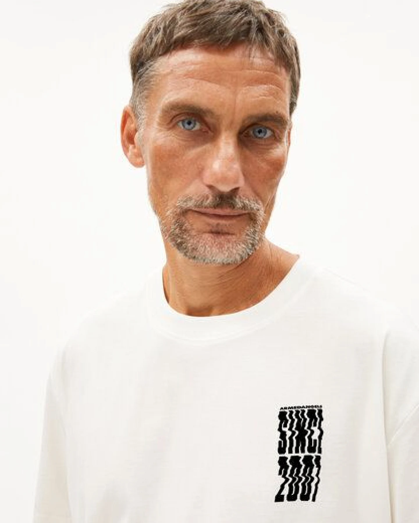 ARMEDANGELS AADRU COLLAGE Herren Oversized T-Shirt aus Bio-Baumwolle – Ansicht 3
