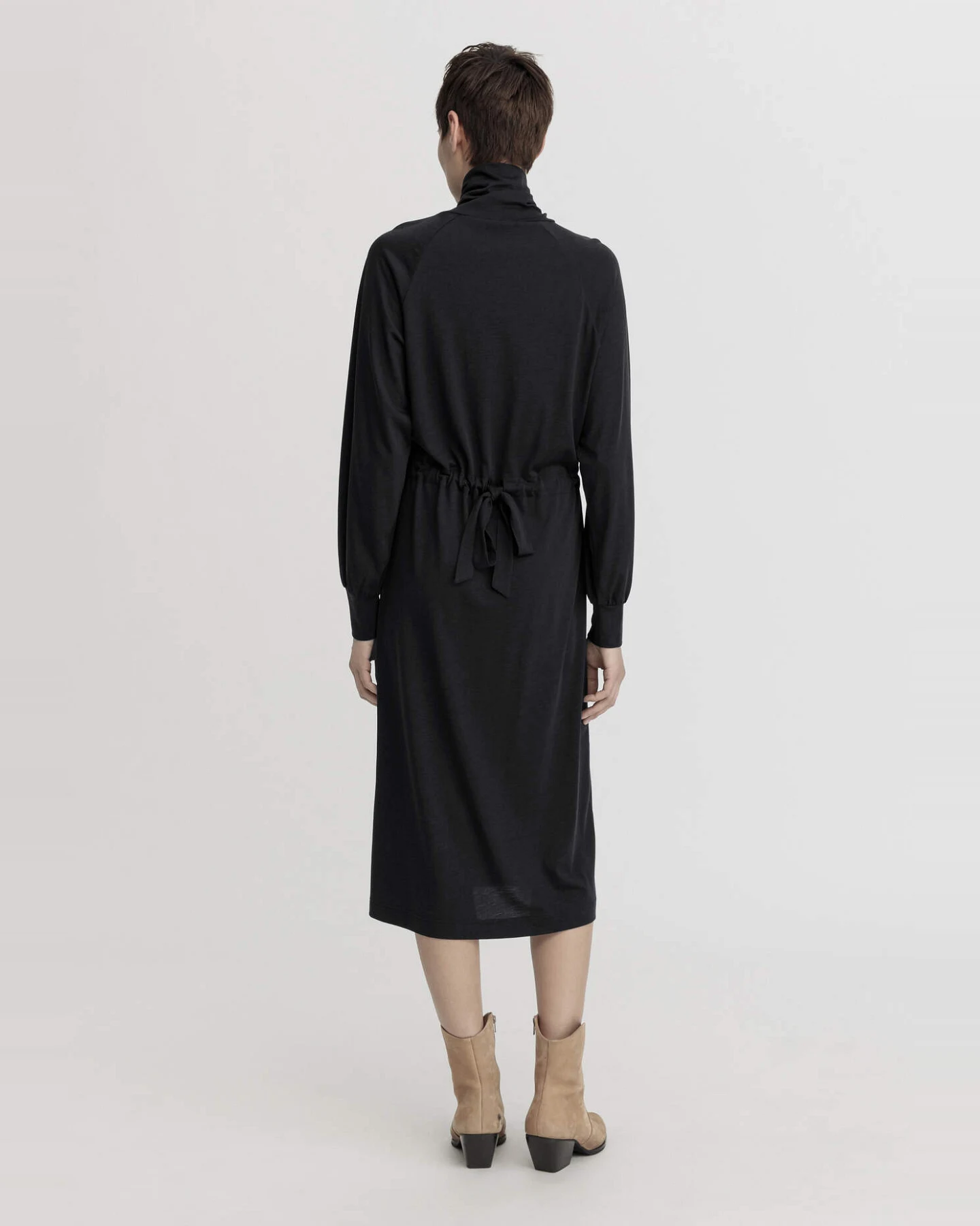 hessnatur Damen Jersey Kleid Midi Relaxed aus TENCEL™ Lyocell mit Bio-Baumwolle - schwarz - Größe 42 – Ansicht 2