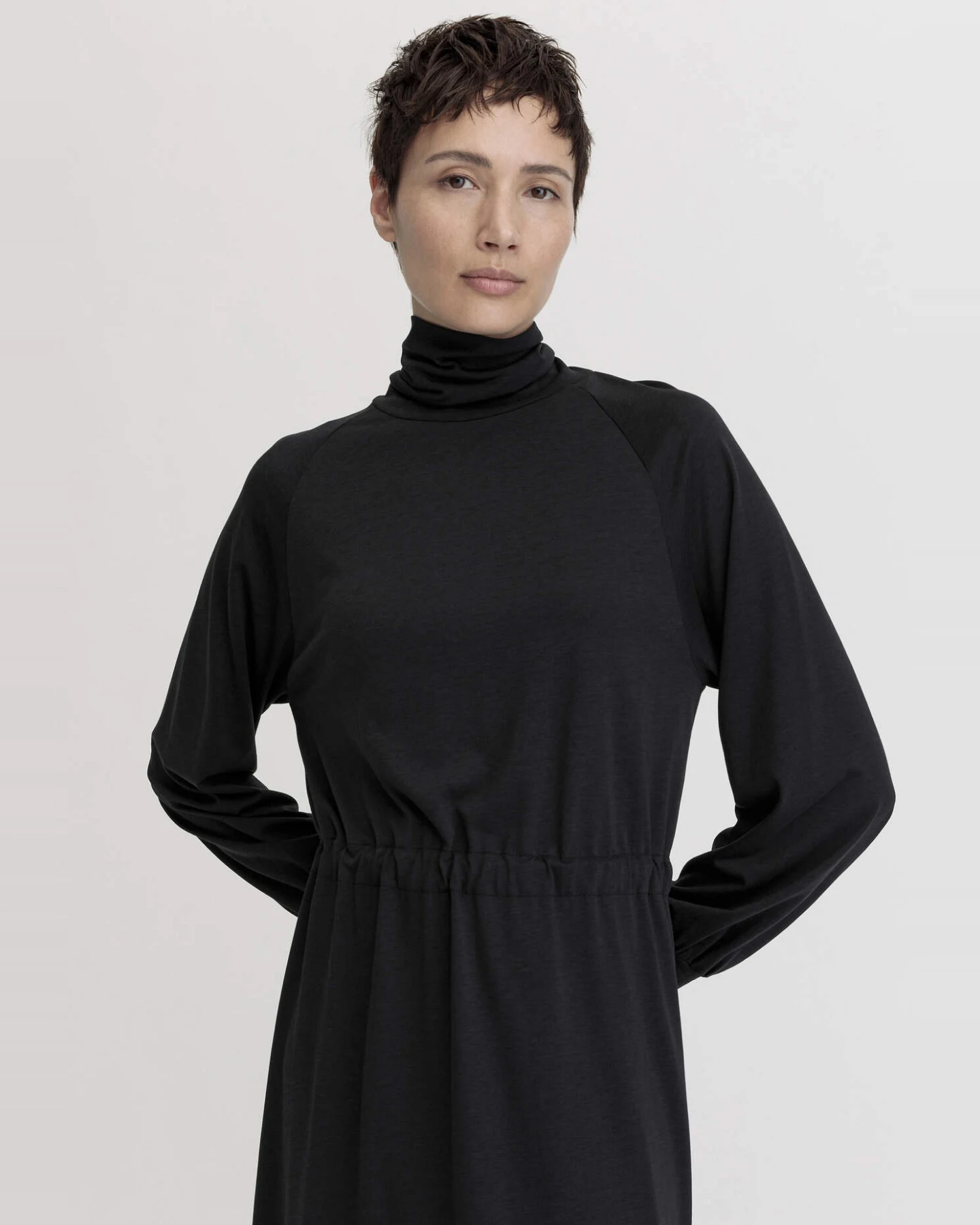 hessnatur Damen Jersey Kleid Midi Relaxed aus TENCEL™ Lyocell mit Bio-Baumwolle - schwarz - Größe 42 – Ansicht 4