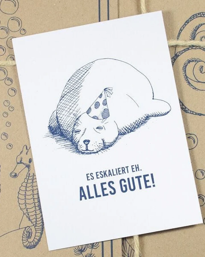 Bow & Hummingbird Maritime Postkarte "Es eskaliert eh - Seehund" aus Recyclingpapier