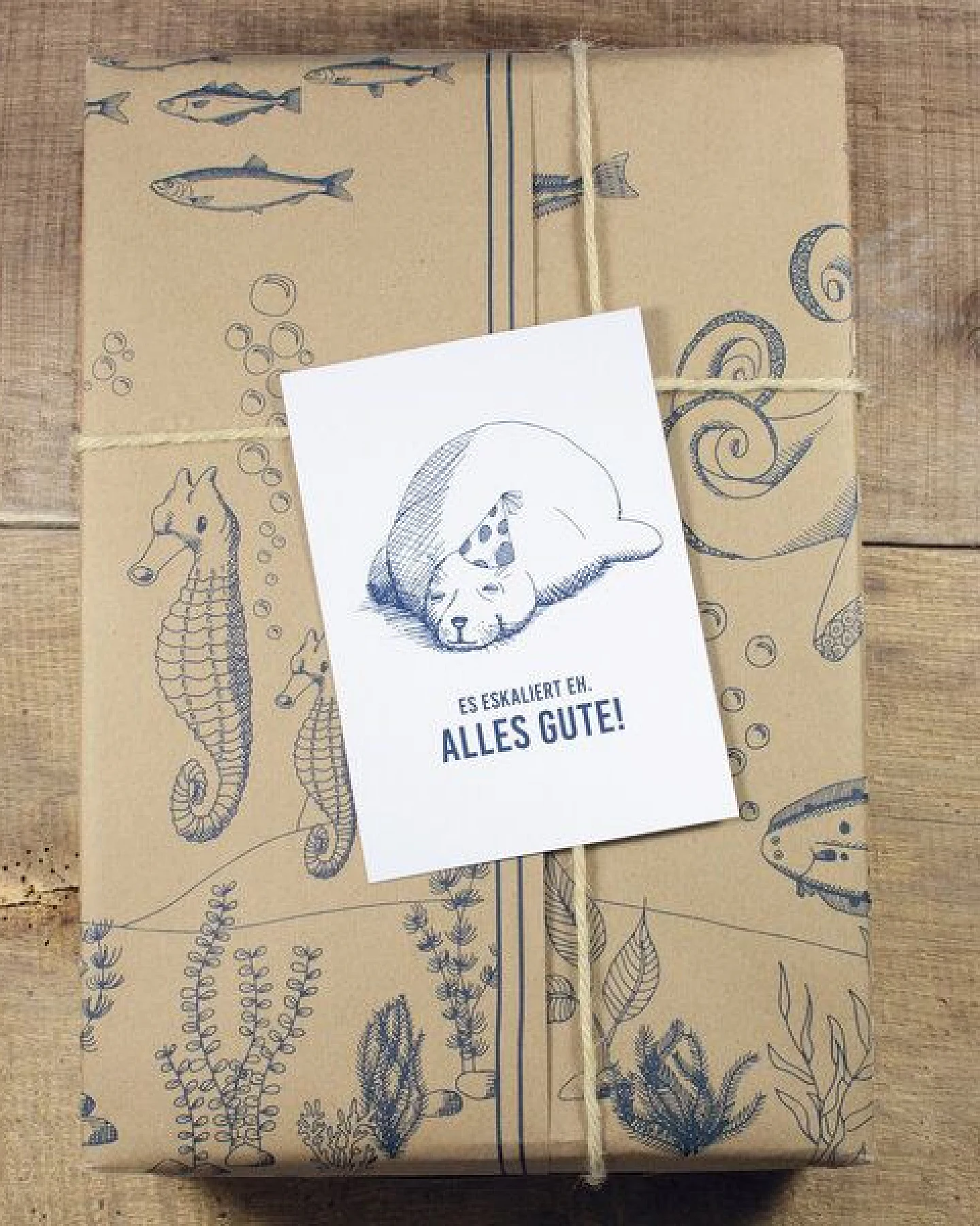 Bow & Hummingbird Maritime Postkarte "Es eskaliert eh - Seehund" aus Recyclingpapier – Ansicht 2