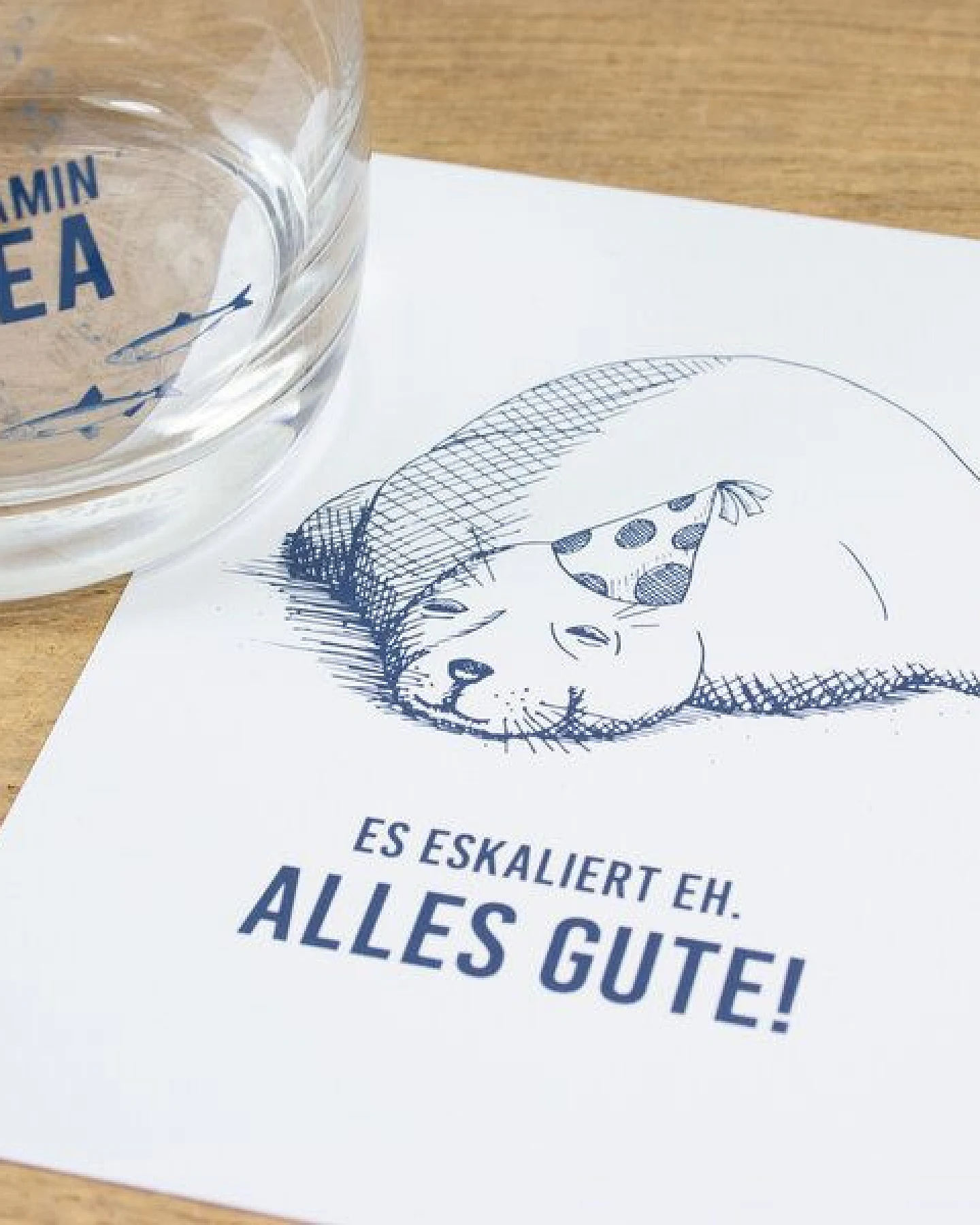 Bow & Hummingbird Maritime Postkarte "Es eskaliert eh - Seehund" aus Recyclingpapier – Ansicht 3