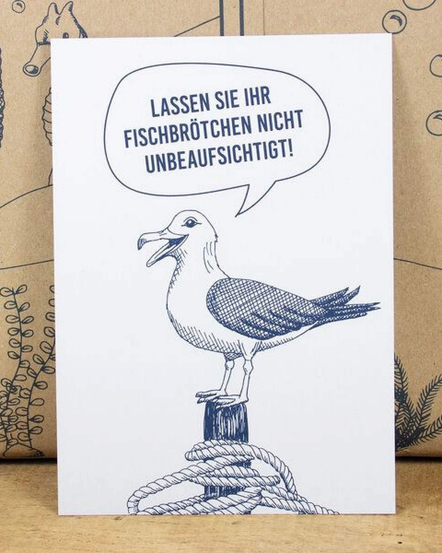Bow & Hummingbird Maritime Postkarte "Fischbrötchen - Möwe" aus Recyclingpapier – Ansicht 2