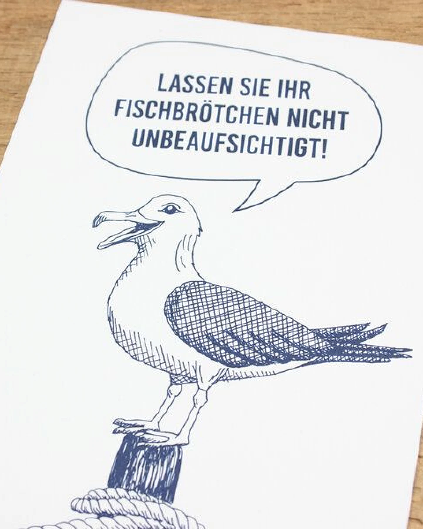 Bow & Hummingbird Maritime Postkarte "Fischbrötchen - Möwe" aus Recyclingpapier – Ansicht 3