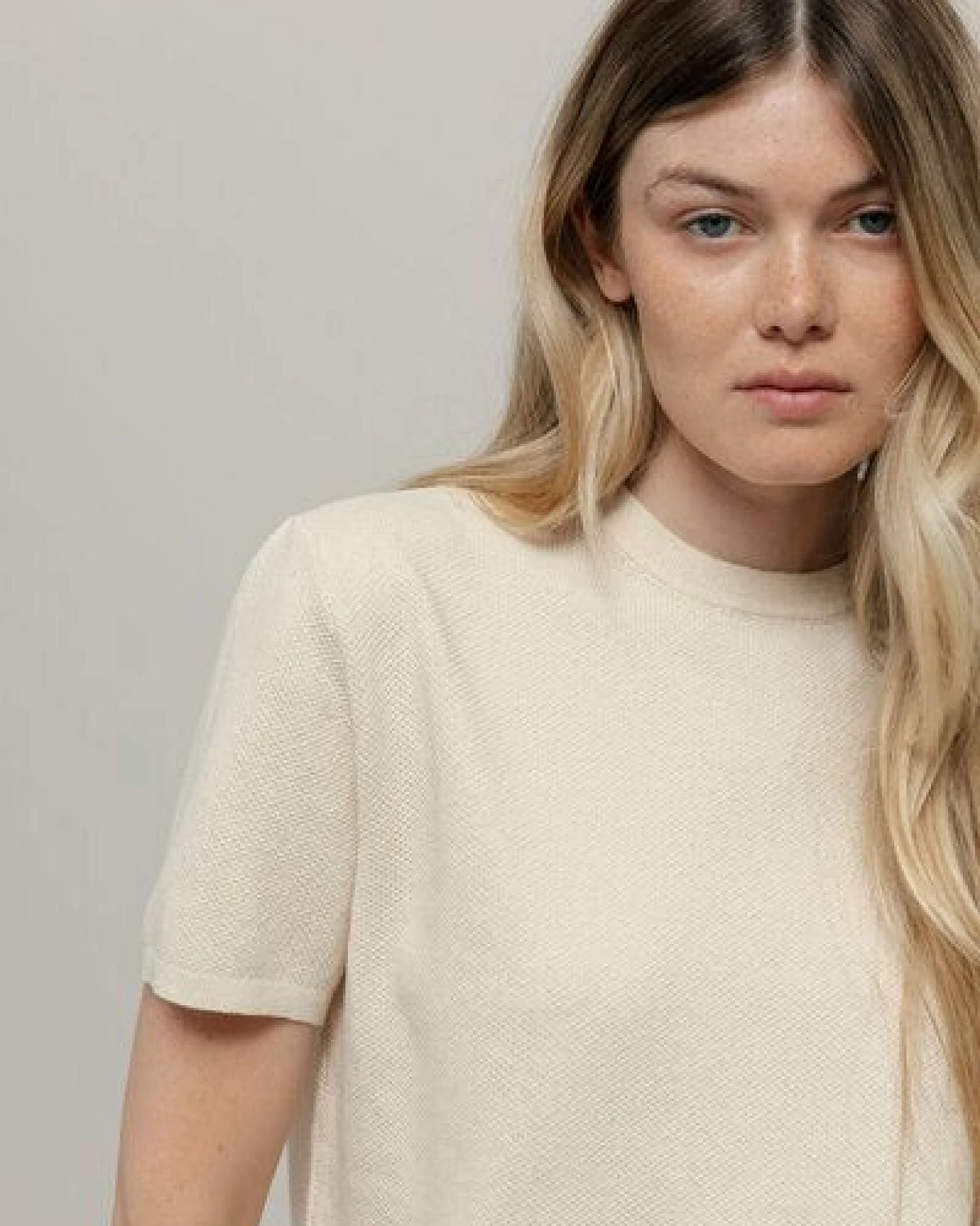 Rifò - Circular Fashion Made in Italy Carlotta Kurzarm-Pulllover aus recykelter und Bio-Baumwolle – Ansicht 2