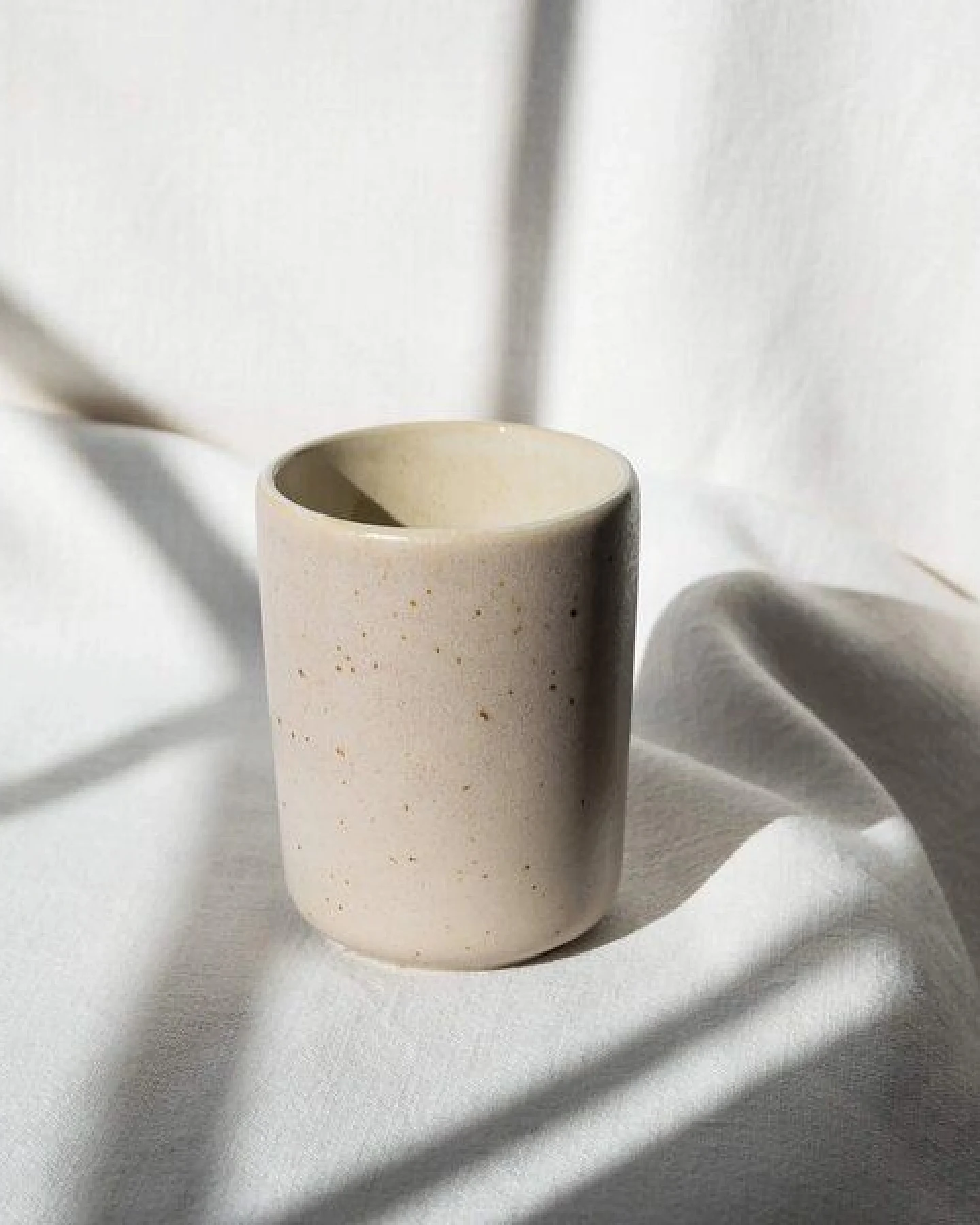 EDDA stoneware Handgemachter Steingut Becher Eelina - Cappuccino Beige (ø 8 x 10 cm, 0,35 L) – Ansicht 2