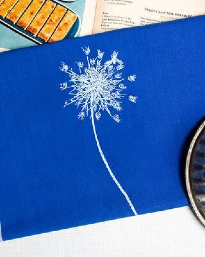 Hirschkind Bio & Fair-Trade-Geschirrtuch "Wilde Möhre" blau