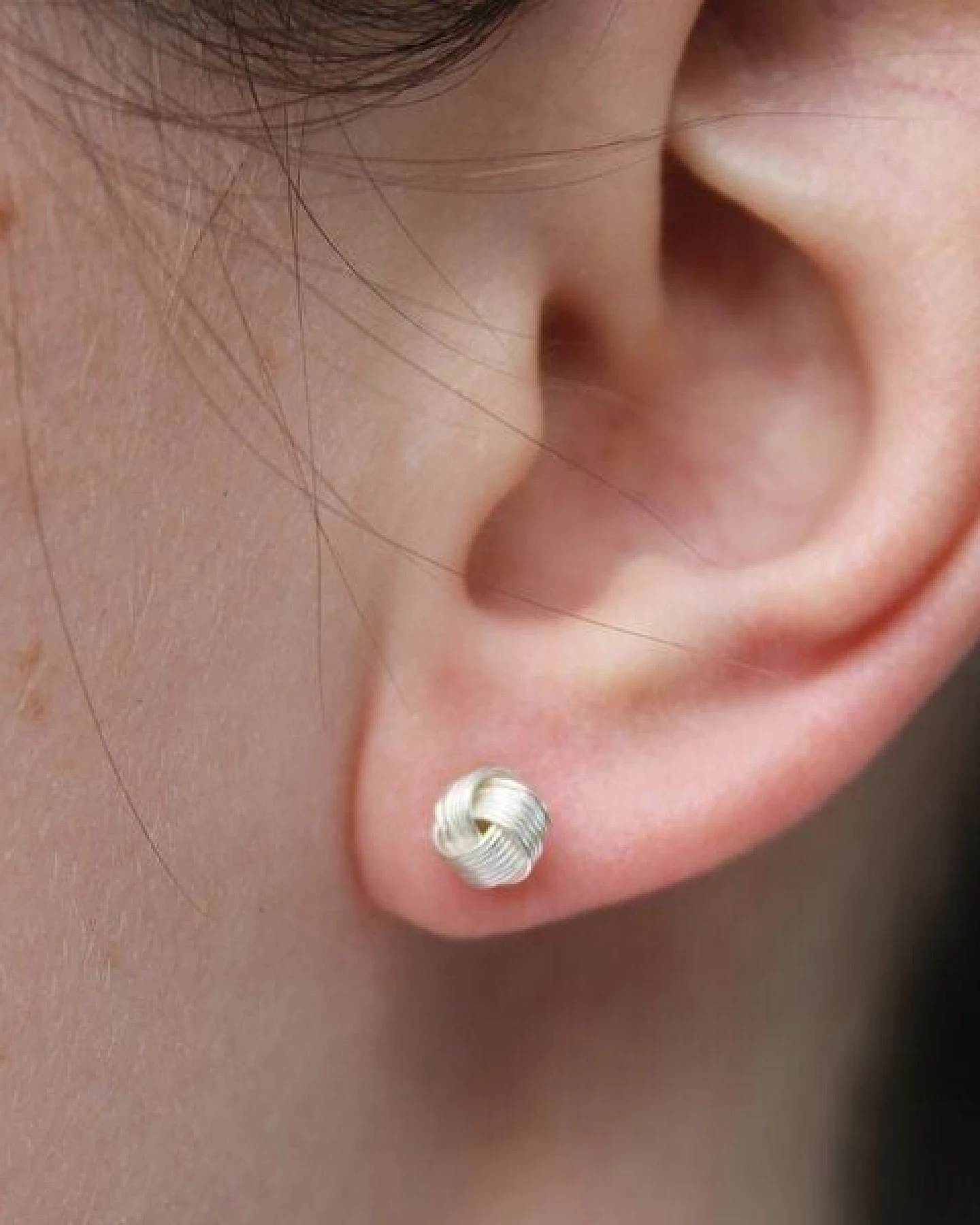 pakilia Silber Ohrstecker Knoten Fair-Trade und handmade – Ansicht 3