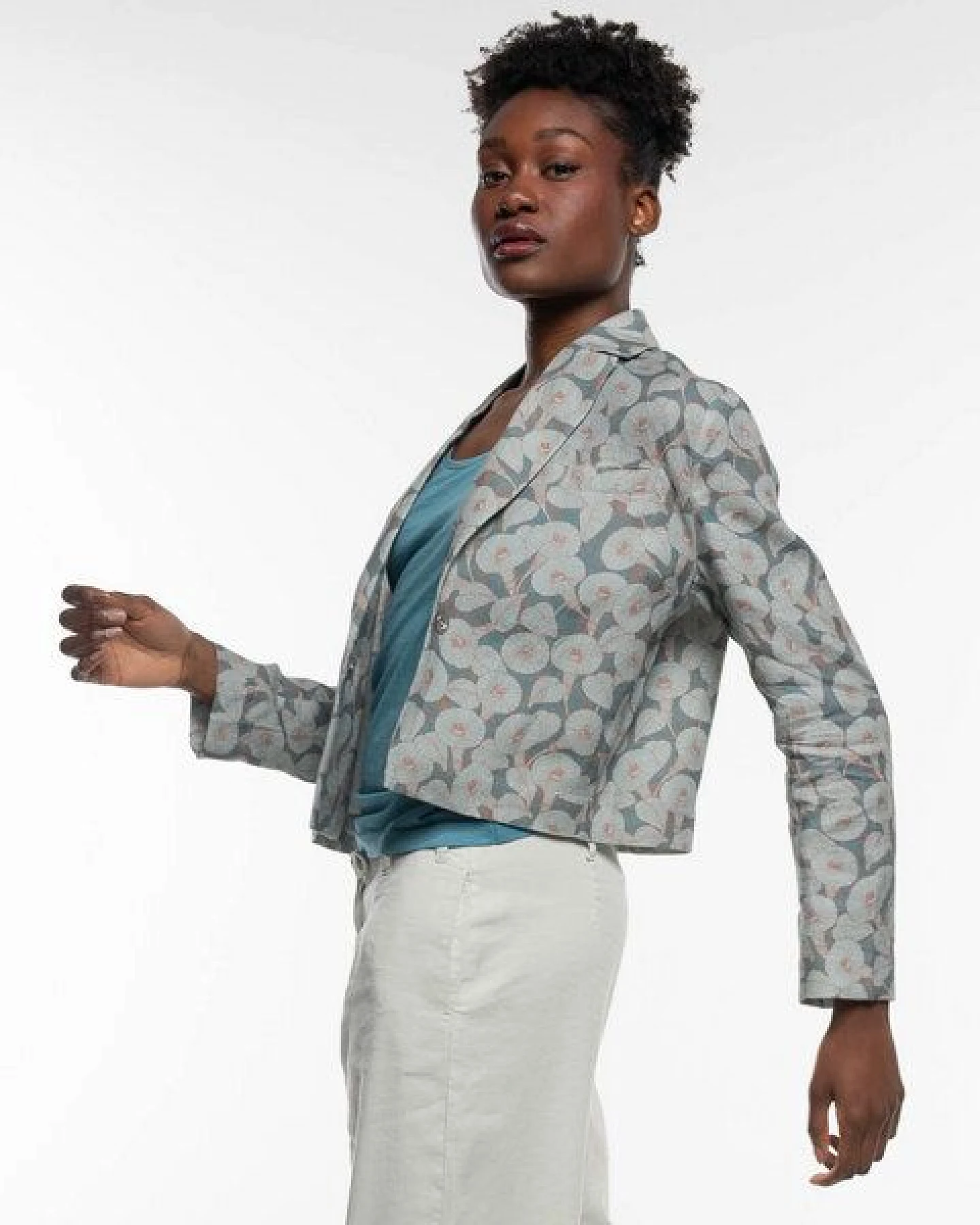 Alma & Lovis Kurzer Print-Blazer aus reinem Leinen – Ansicht 3