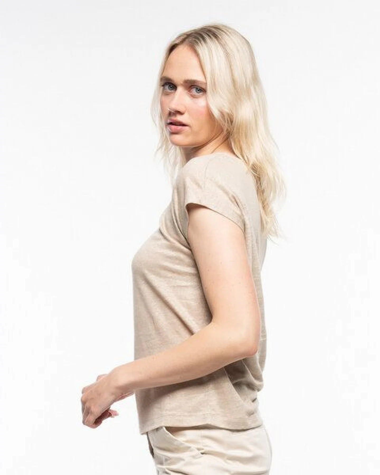 Alma & Lovis Elegantes Kurzarmshirt aus 100% Leinen-Jersey – Ansicht 4