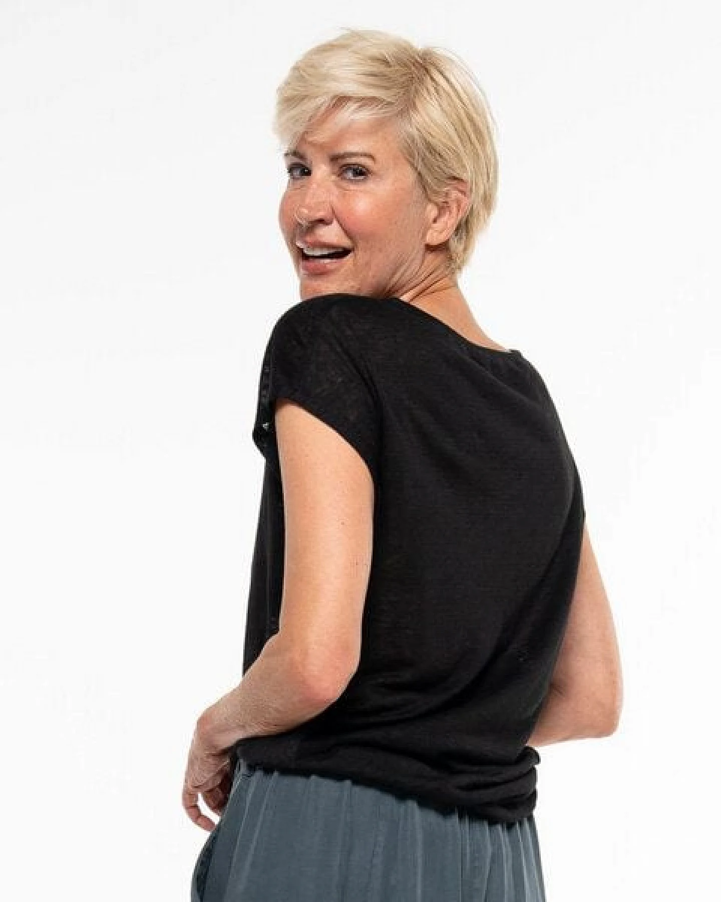 Alma & Lovis Elegantes Kurzarmshirt aus 100% Leinen-Jersey – Ansicht 4