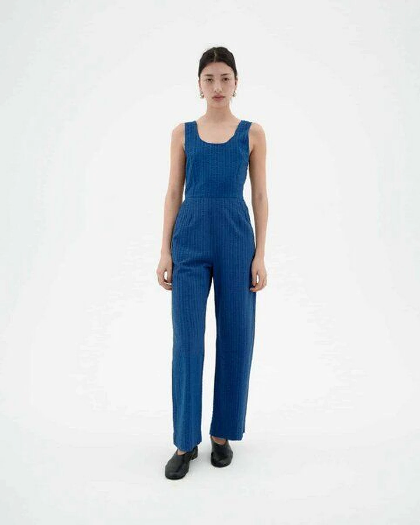 thinking mu Seersucker Jumpsuit Modell: Rafelesia – Ansicht 2