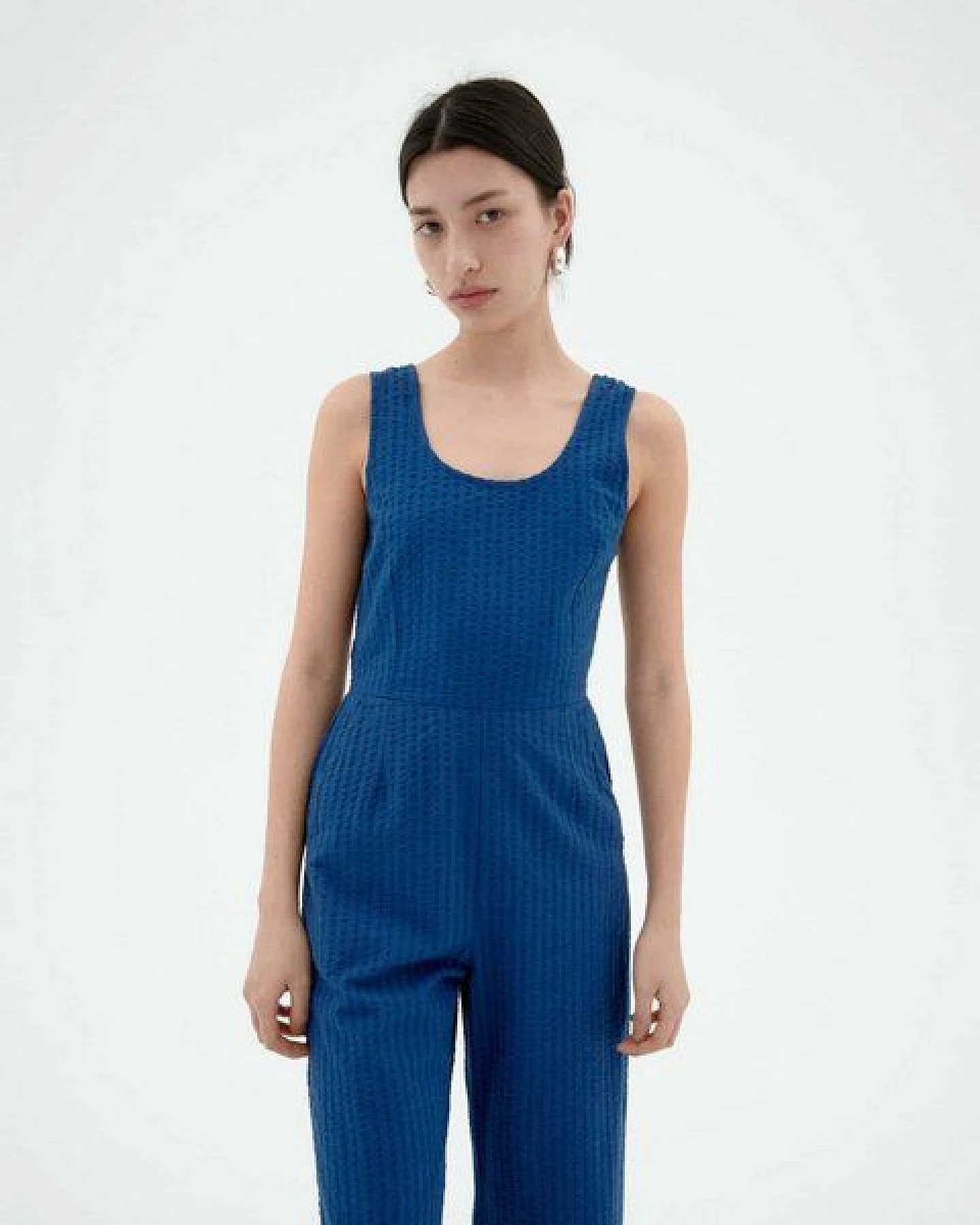 thinking mu Seersucker Jumpsuit Modell: Rafelesia – Ansicht 3