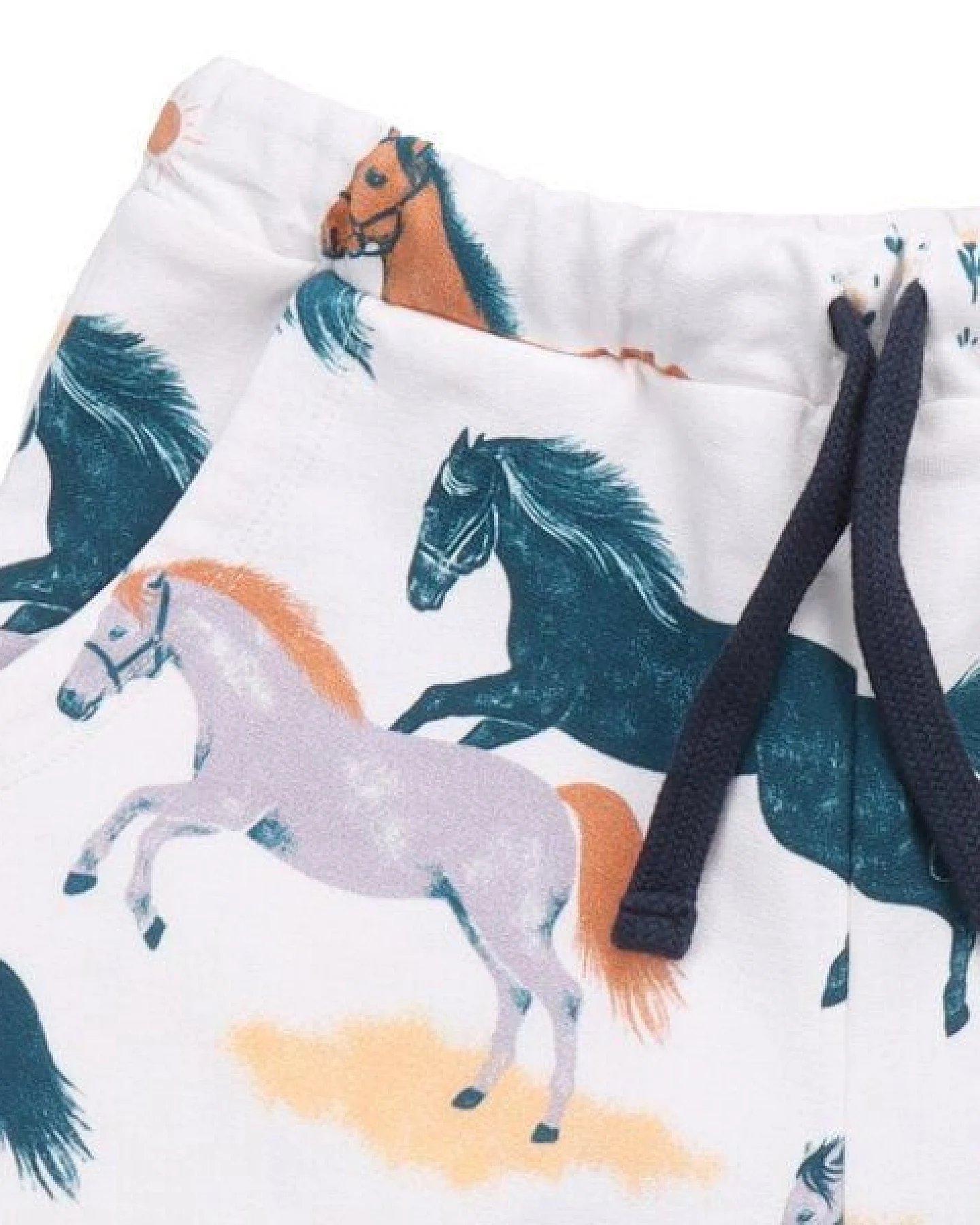 Kinder Shorts GOTS-zertifiziert aus Bio-Baumwolle, Happy Horses, weiß mit buntem Pferde-Print, elastischer Bund & Kordelzug – Walkiddy – Ansicht 3