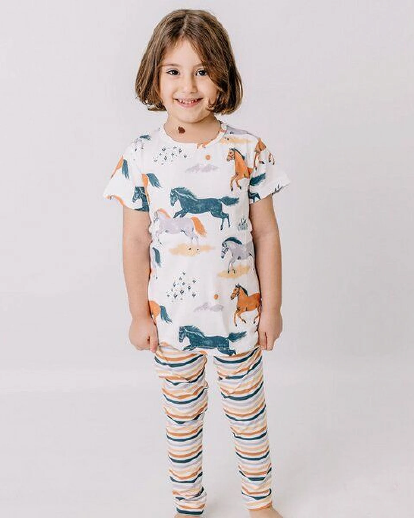 Happy Horses T-Shirt Kinder Bio-Baumwolle – Kurzarmshirt von Walkiddy mit fröhlichem Pferde-Print – nachhaltige, hautfreundliche & langlebige Qualität von Walkiddy – Ansicht 2