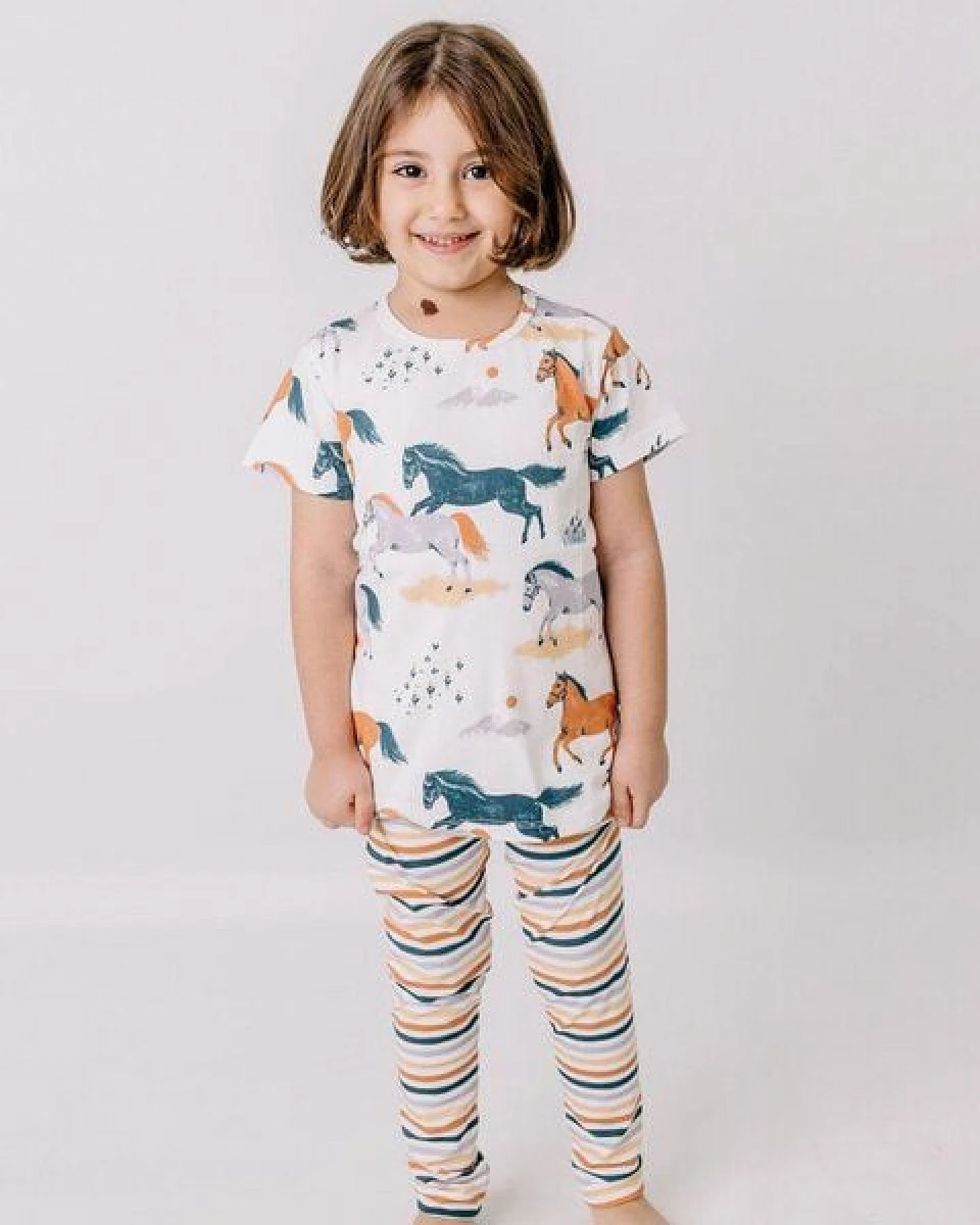 Happy Horses T-Shirt Kinder Bio-Baumwolle – Kurzarmshirt von Walkiddy mit fröhlichem Pferde-Print – nachhaltige, hautfreundliche & langlebige Qualität von Walkiddy – Ansicht 2