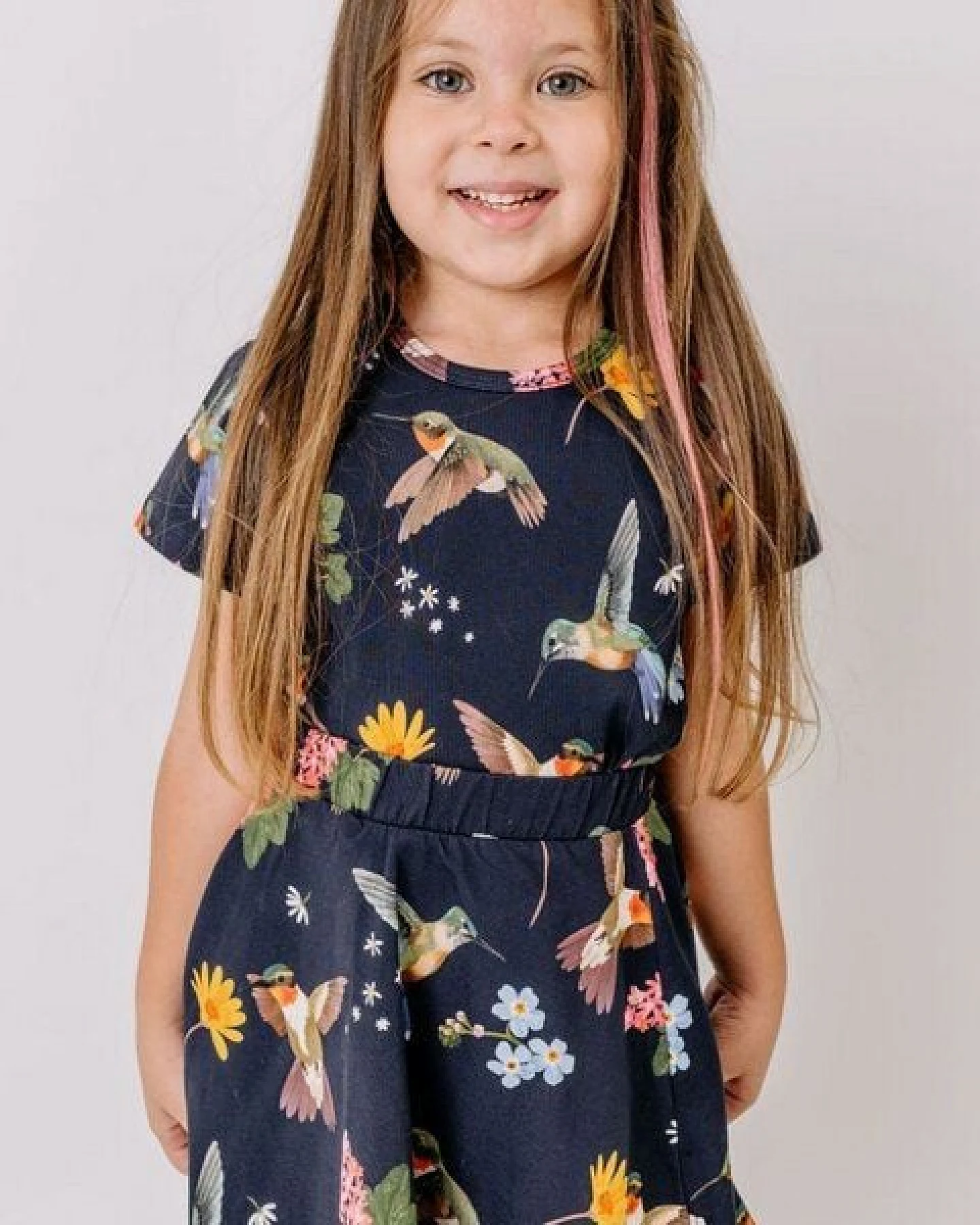Kinder T-Shirt aus Bio-Baumwolle schwarz mit Kolibri- und Blumen-Motiv – Walkiddy – Ansicht 2