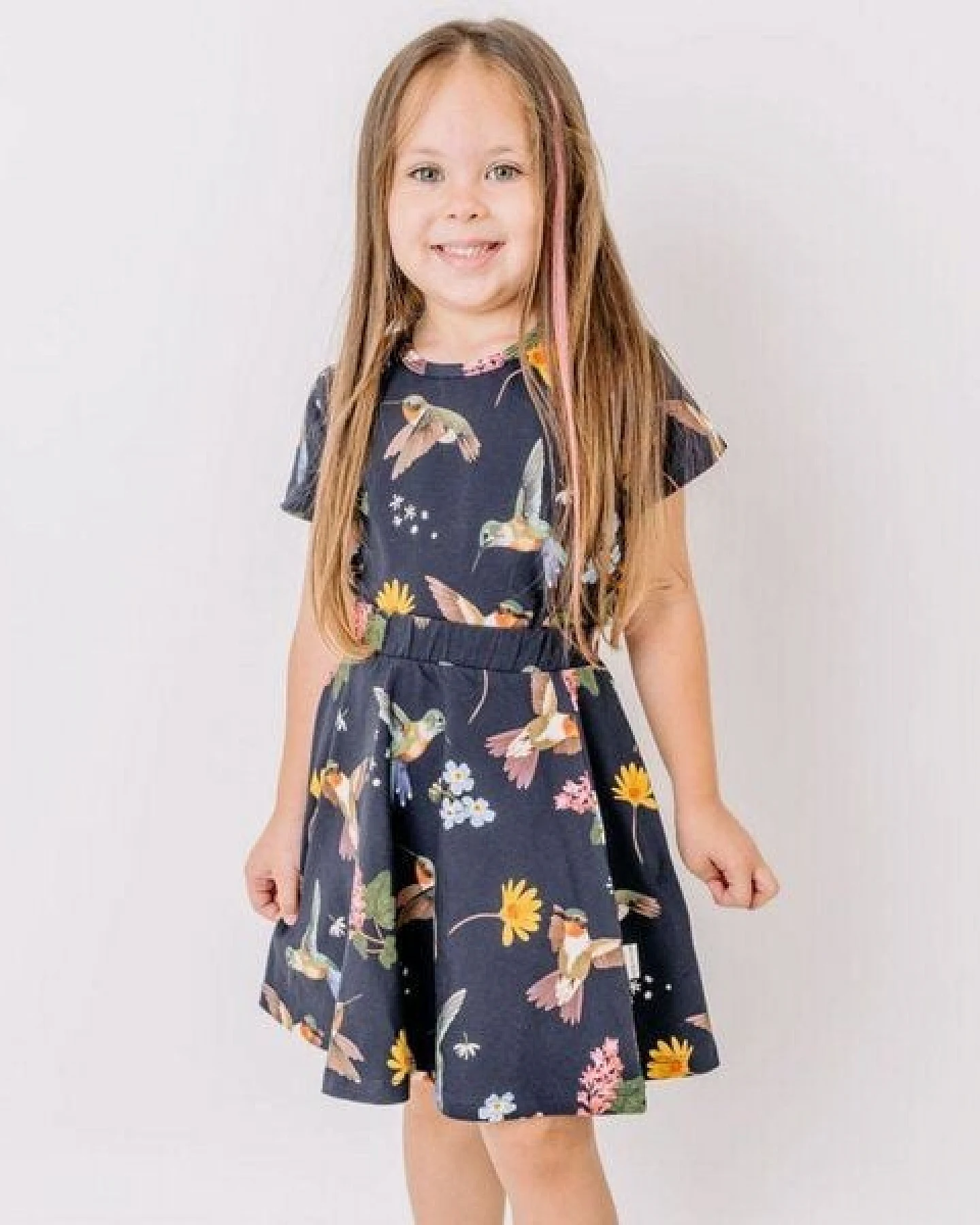 Kinder Rock GOTS-zertifiziert aus Bio-Baumwolle dunkel mit Kolibri- und Blumen-Muster – Walkiddy – Ansicht 2