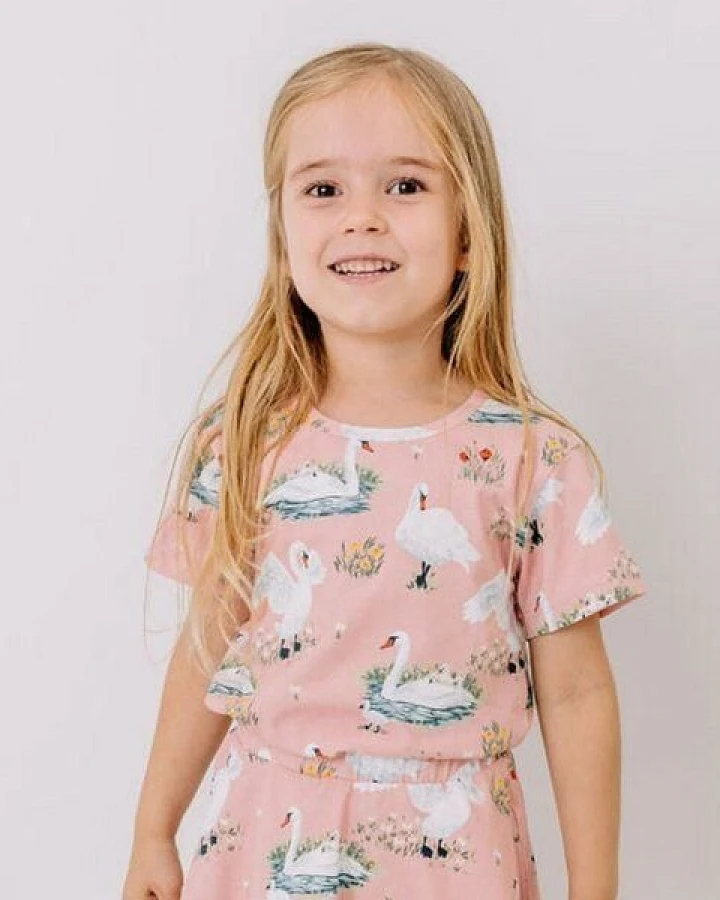 Kinder T-Shirt Bio-Baumwolle GOTS Swans in Spring von Walkiddy, weiches Kurzarmshirt mit Schwanenprint, nachhaltig, hautfreundlich, ideal für empfindliche Kinderhaut und täglichen Komfort