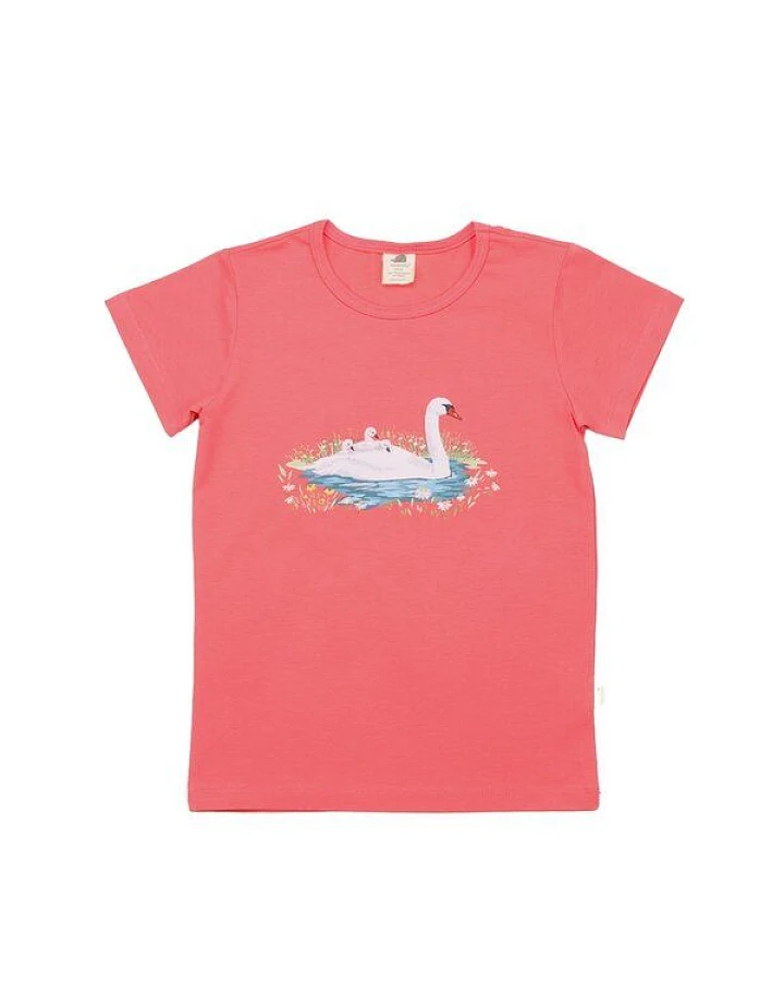 Kinder T-Shirt GOTS-zertifiziert aus Bio-Baumwolle, korallrosa mit Schwanenmotiv „Swans in Spring“, kurzarm – Walkiddy, weich & hautfreundlich