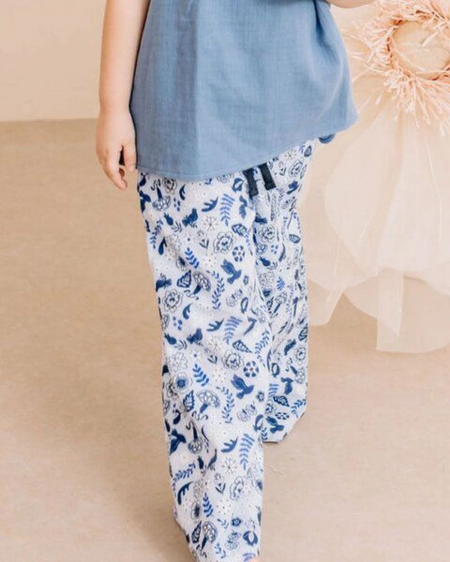 Kinderhose Bio-Baumwolle Blue Birds & Flowers – bequeme Alltags-Pants von Walkiddy für jeden Tag – hautfreundliche & langlebige Qualität von Walkiddy – Ansicht 2