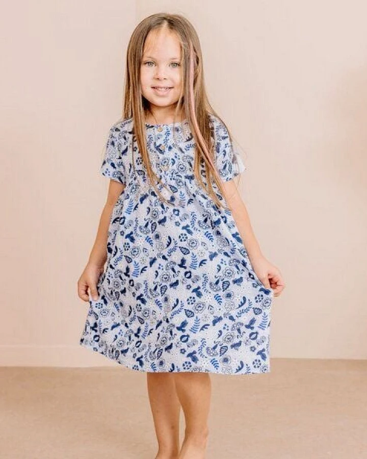 Kinder Kleid GOTS-zertifiziert aus Bio-Baumwolle, Blue Birds and Flowers, kurzarm, leicht & sommerlich – Walkiddy