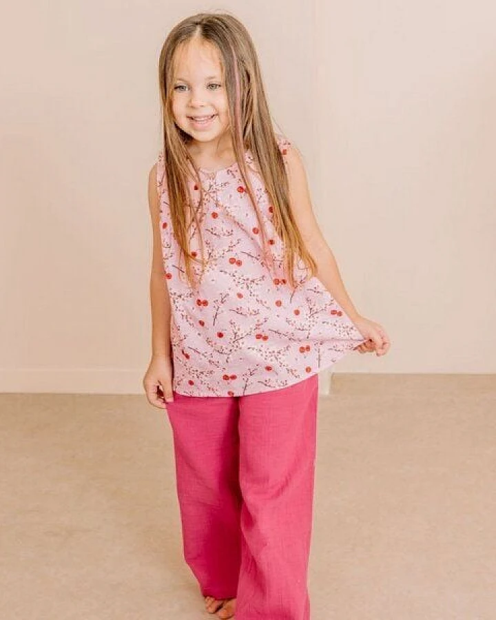 Kinderhose aus Bio-Baumwolle „Carmine“ pink, weiche Sweatpants von Walkiddy für Alltag & Spielplatz – nachhaltige, hautfreundliche & langlebige Qualität von Walkiddy