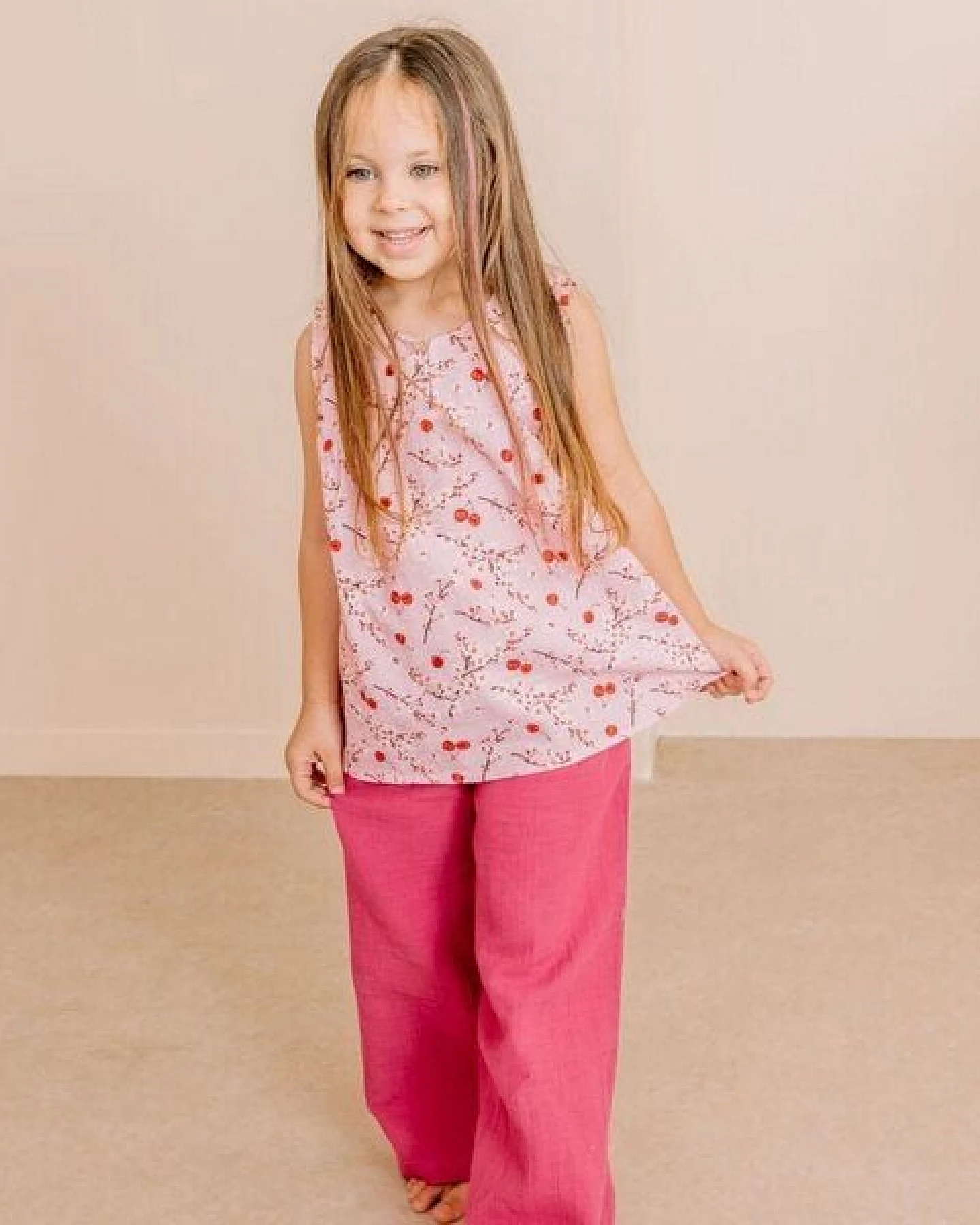 Kinderhose aus Bio-Baumwolle „Carmine“ pink, weiche Sweatpants von Walkiddy für Alltag & Spielplatz – nachhaltige, hautfreundliche & langlebige Qualität von Walkiddy – Ansicht 2