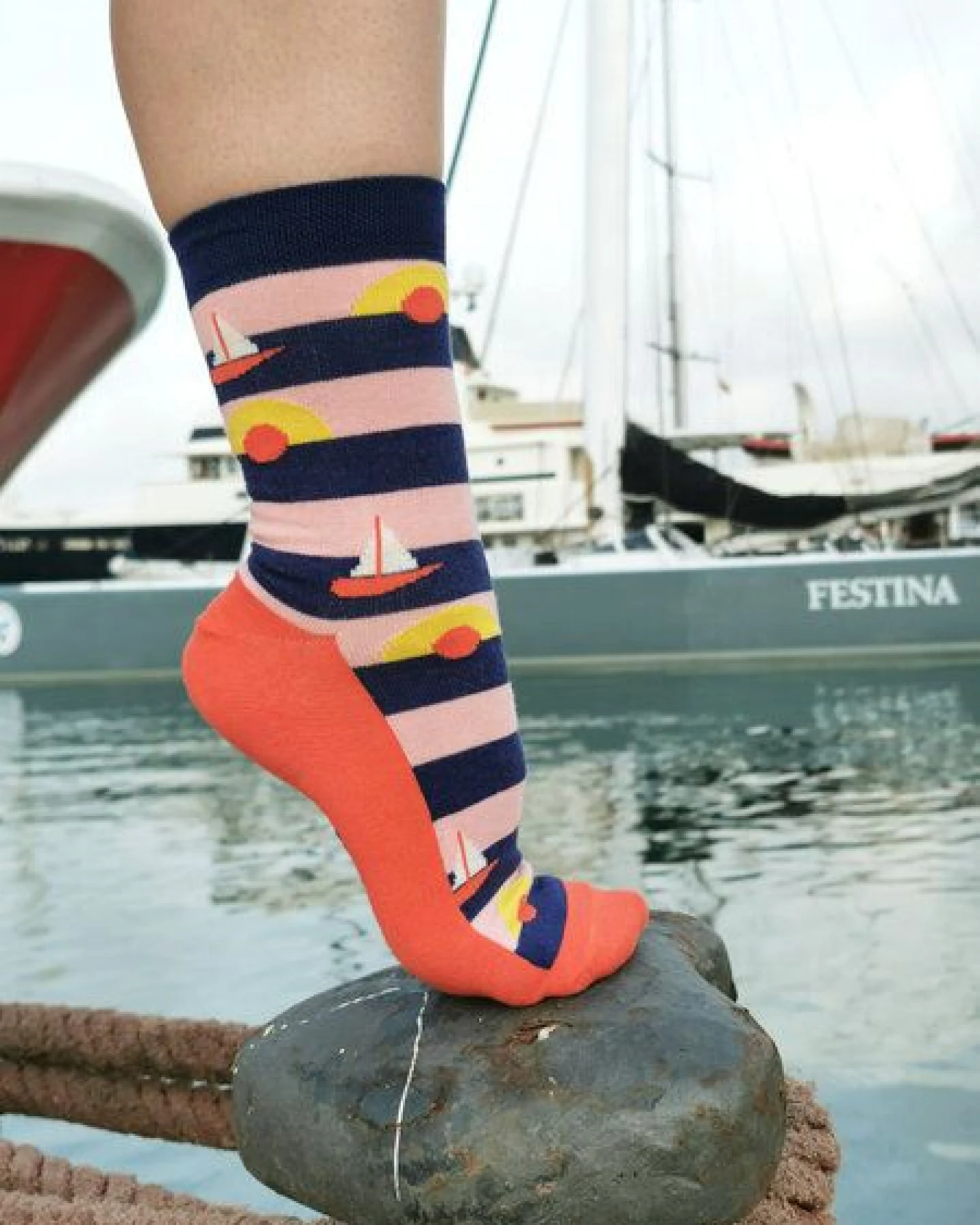 Fräulein Prusselise Sailor Sun Socke, Segelschiff, Sundown, rot, Streifen, rosa, blau, bunt – Ansicht 2
